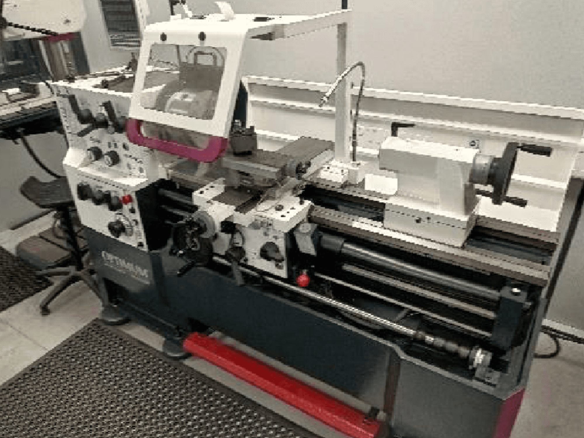 Optimum TH 4610 tööpink vaates eest, millel on selgelt näha juhtimisseadmed, spindel ja töötsoon.