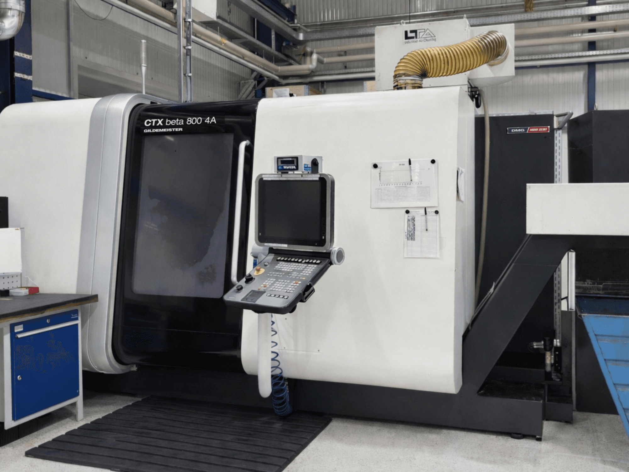 DMG CTX beta 800 4A mitme spindliga treipink, vaade eest, millel on näha juhtpaneel ja kasutusjuhendid.