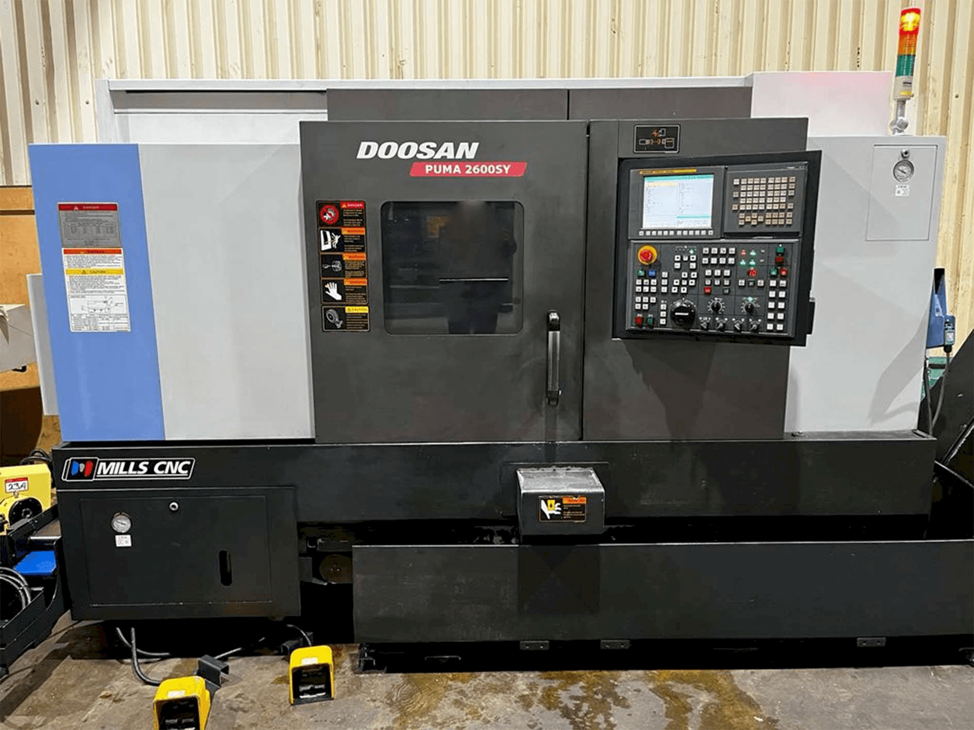Masina Doosan Puma 2600SY eestvaade