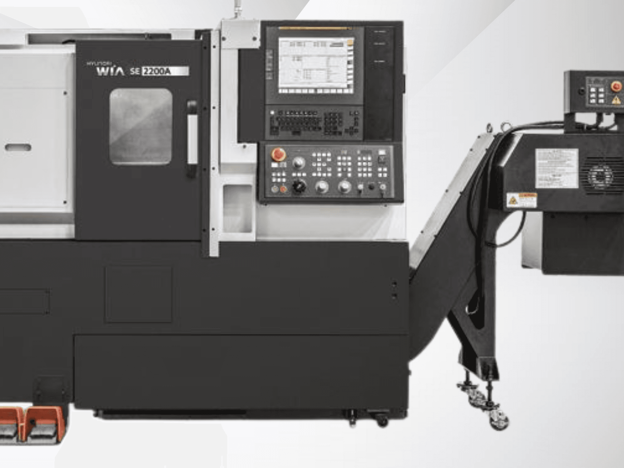 Hyundai WIA SE 2200A CNC-tööpink, esiplaanil, juhtpaneel ja spindelmootor, mõeldud täppistöötluseks.