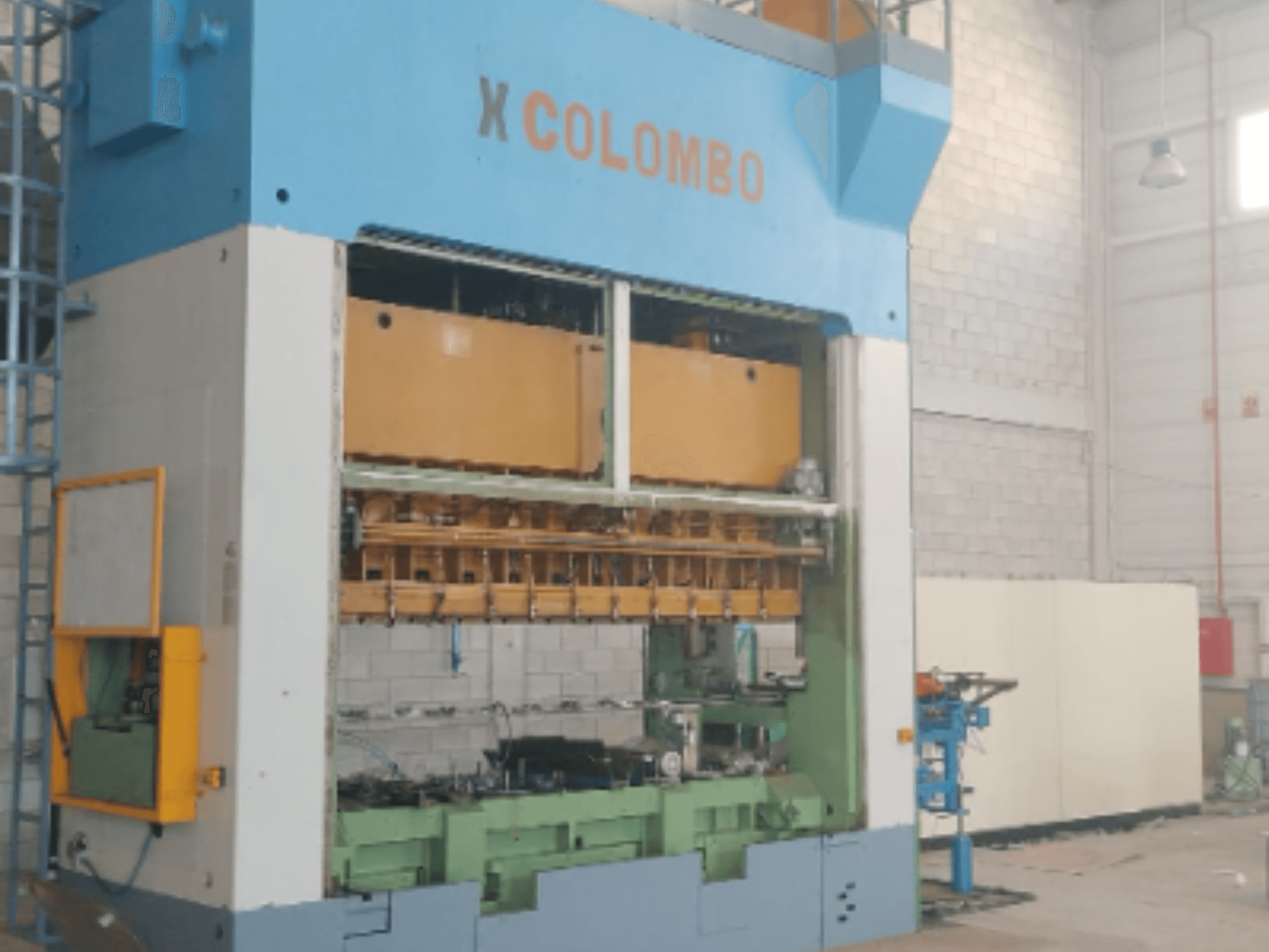 Colombo Agostino T231A315 mehaaniline stantspress, vaade eest, millel on näha masina osad ja tööpõhimõtted.