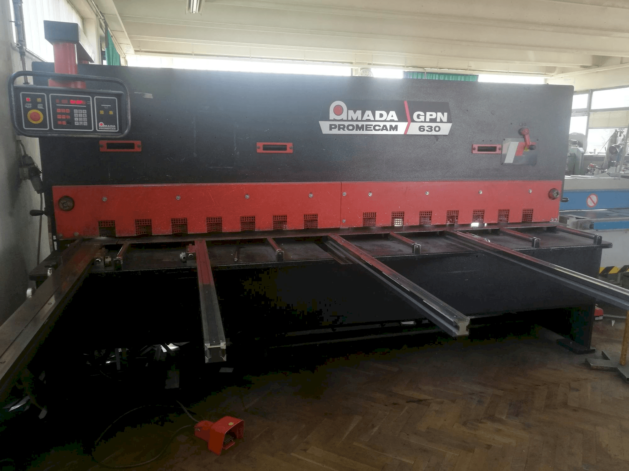 Masina AMADA Promecam GPN 630 eestvaade