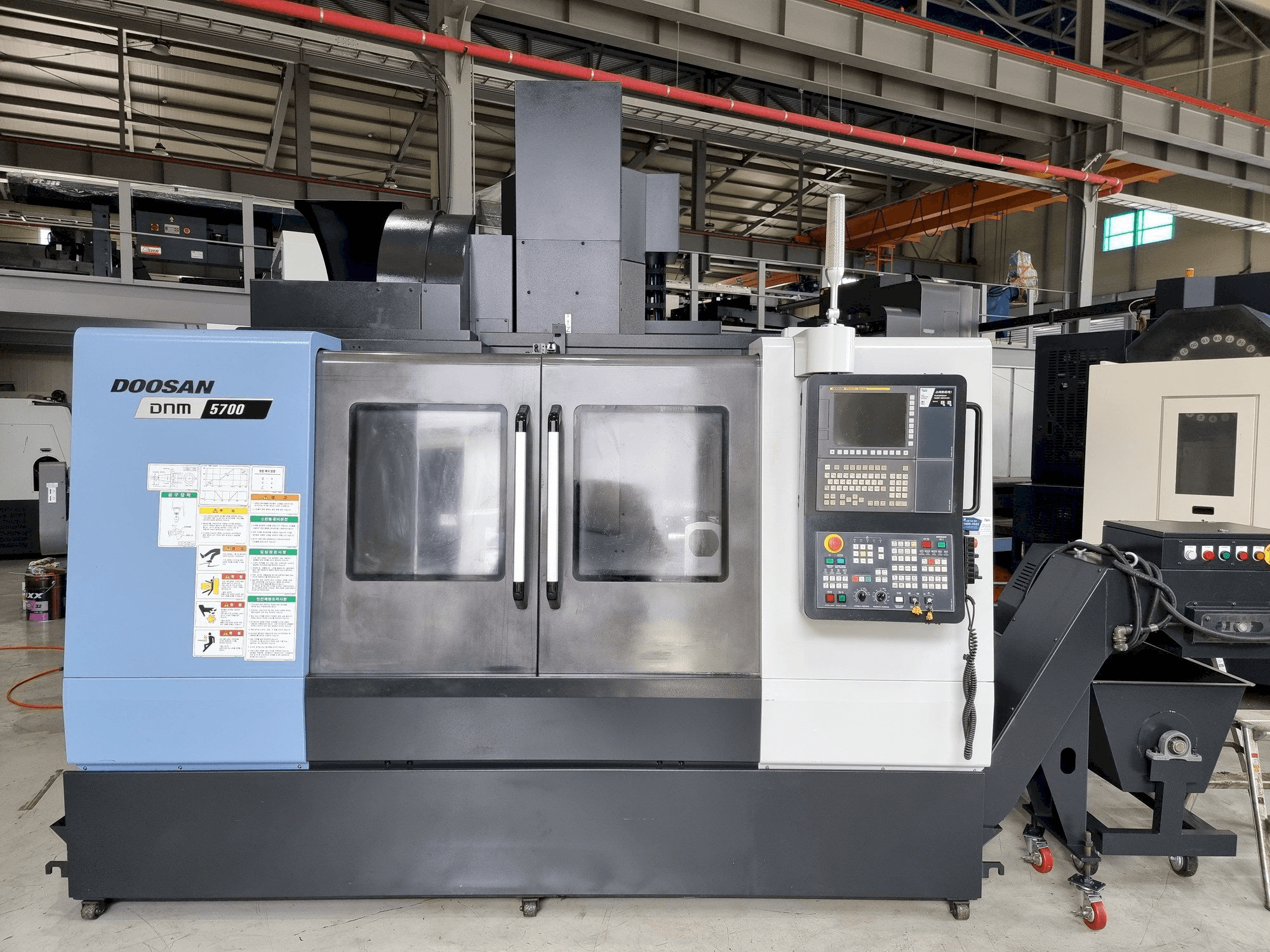 Masina Doosan DNM 5700 eestvaade