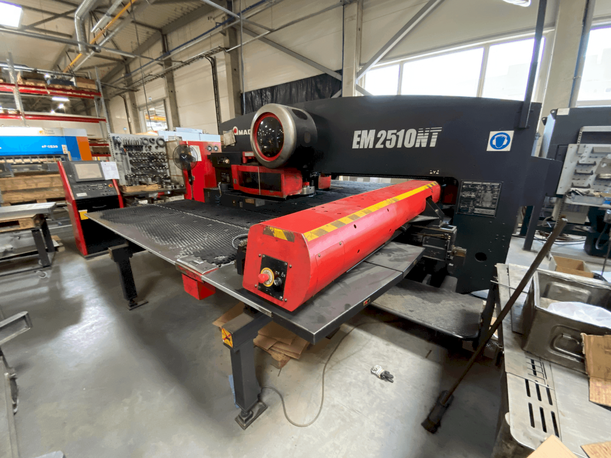 Masina AMADA EM2510NT eestvaade