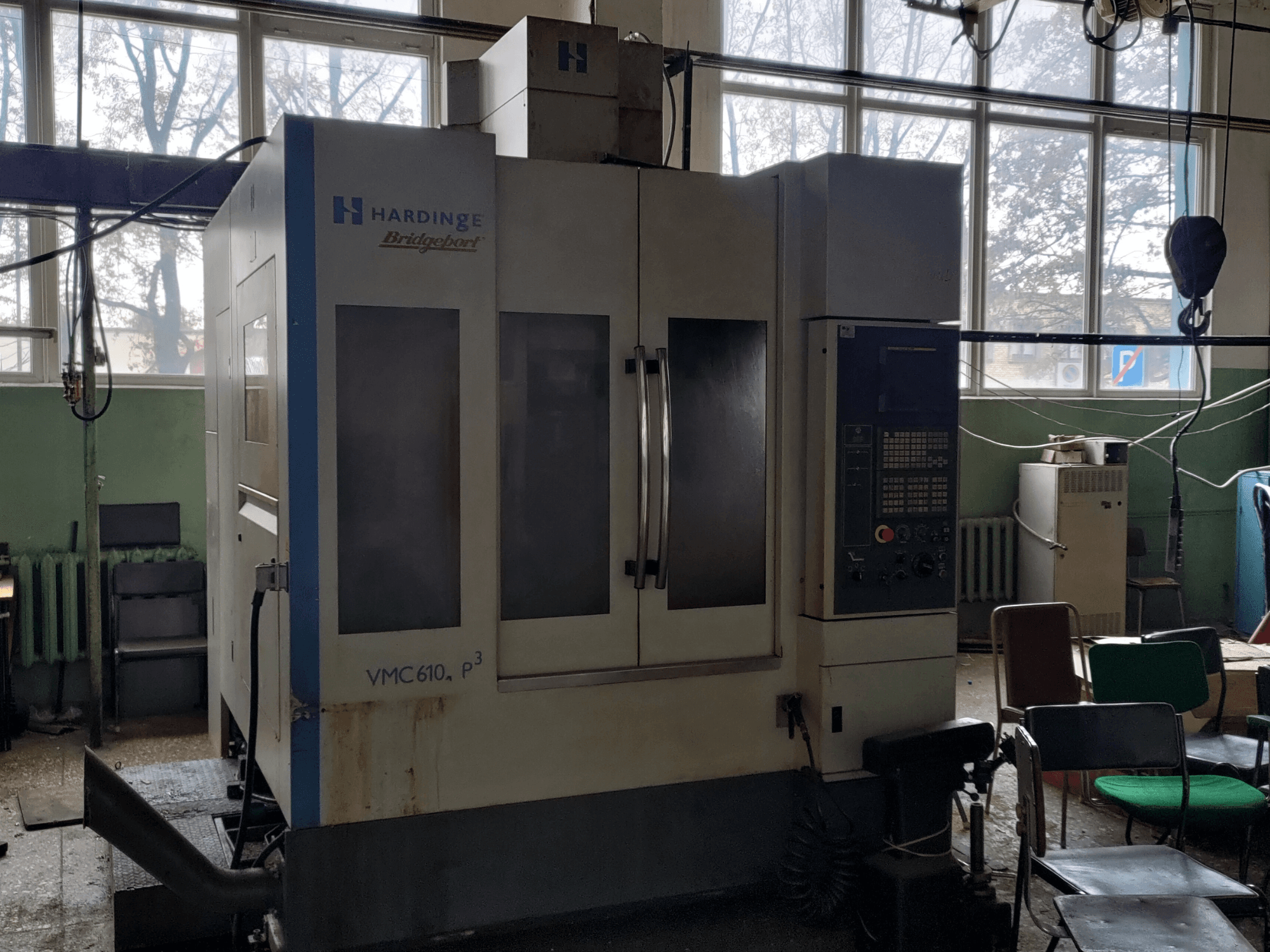 Bridgeport VMC-610 XP3 vertikaalne töötlemiskeskus vaadatuna eestpoolt, millel on näha juhtpaneel ja suured klaasuksed.