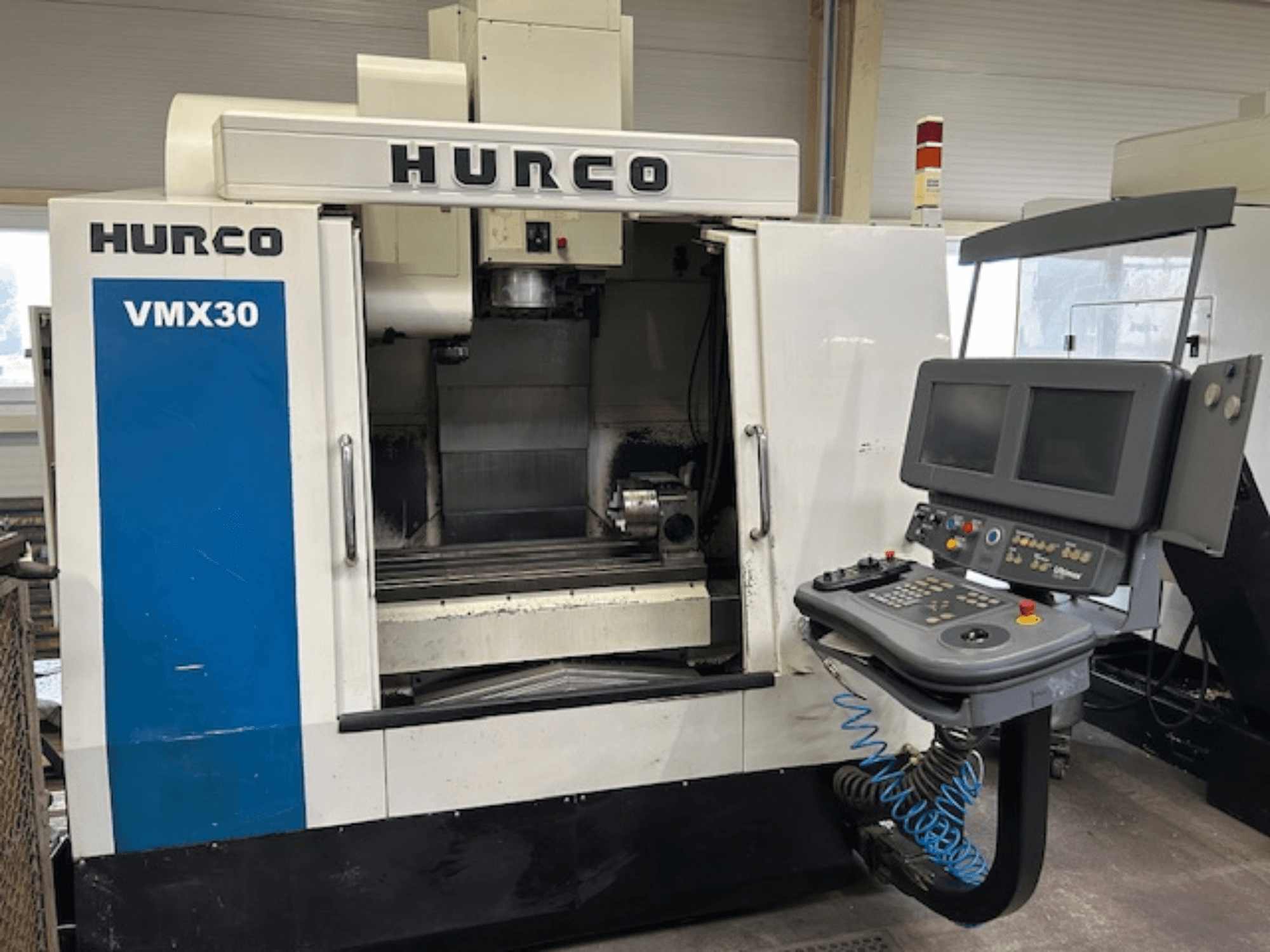 Hurco VMX30 CNC-freesimispink töökojas, esivaade; juhtpaneel kahe ekraani ja juhtimisnuppudega.
