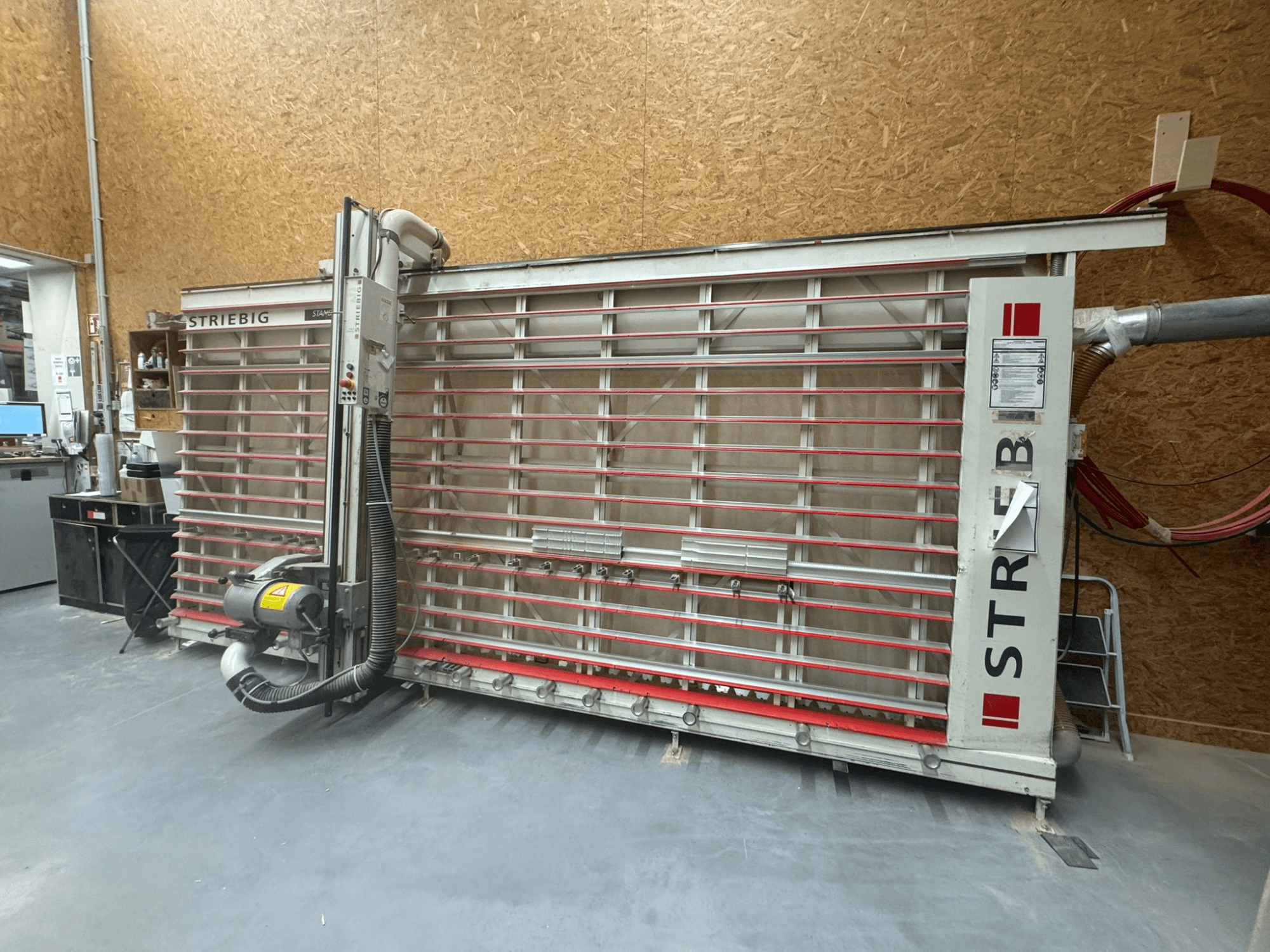 STRIEBIG kontuursaag suure vertikaalse teraga, külgvaates on näha tolmueemaldust ja juhtpaneeli. Ideaalne puidutöödeks.