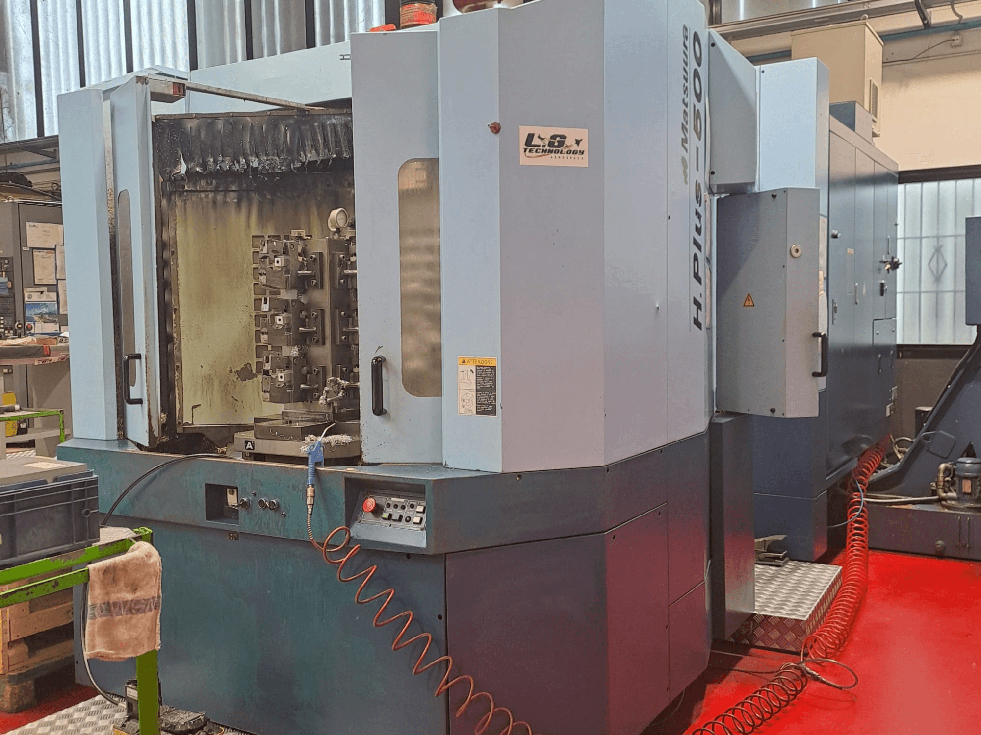 Matsuura H.PLUS-500 horisontaalne töötluskeskus, külgvaade, kus on nähtavad kulumisjälgedega juhtimisseadmed ja spindel.