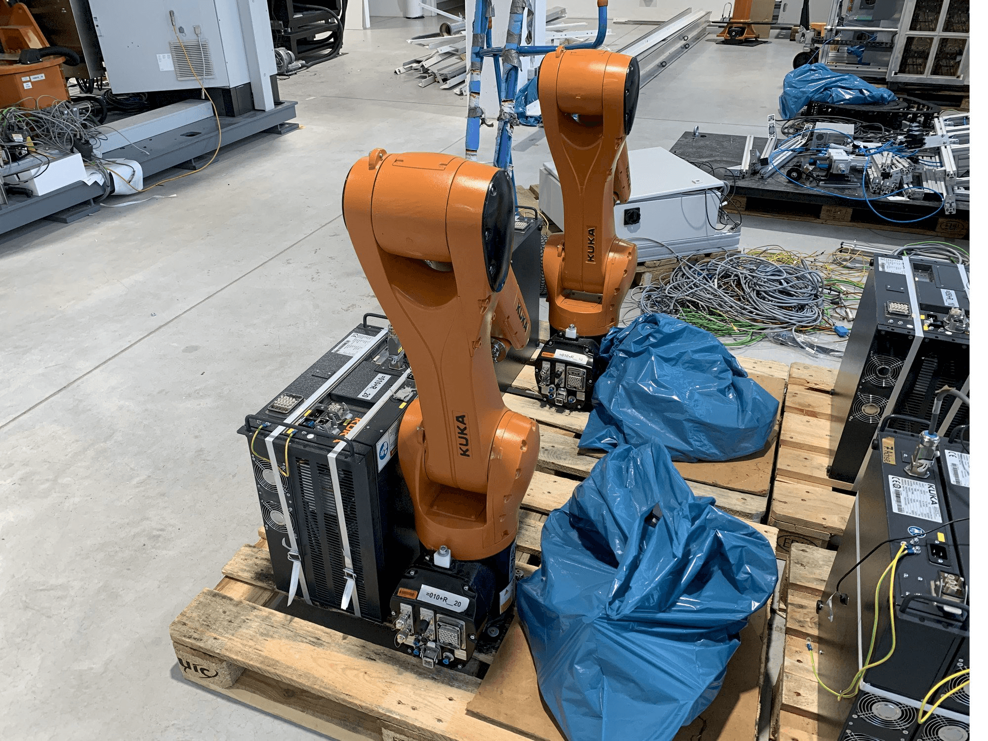 Masina KUKA KR10 R1100 with KR C4 COMPACT Controller eestvaade