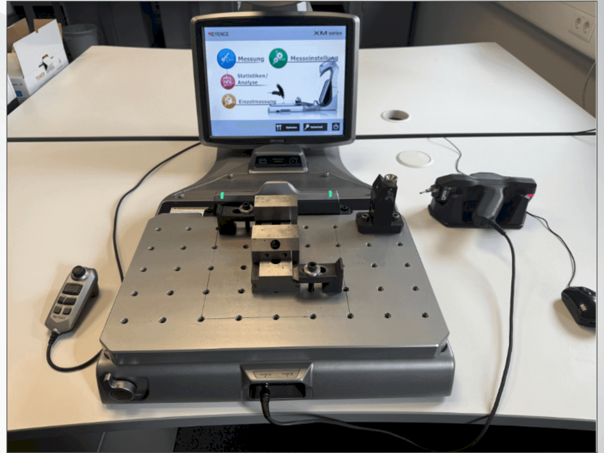 Masina KEYENCE XM-1200 eestvaade