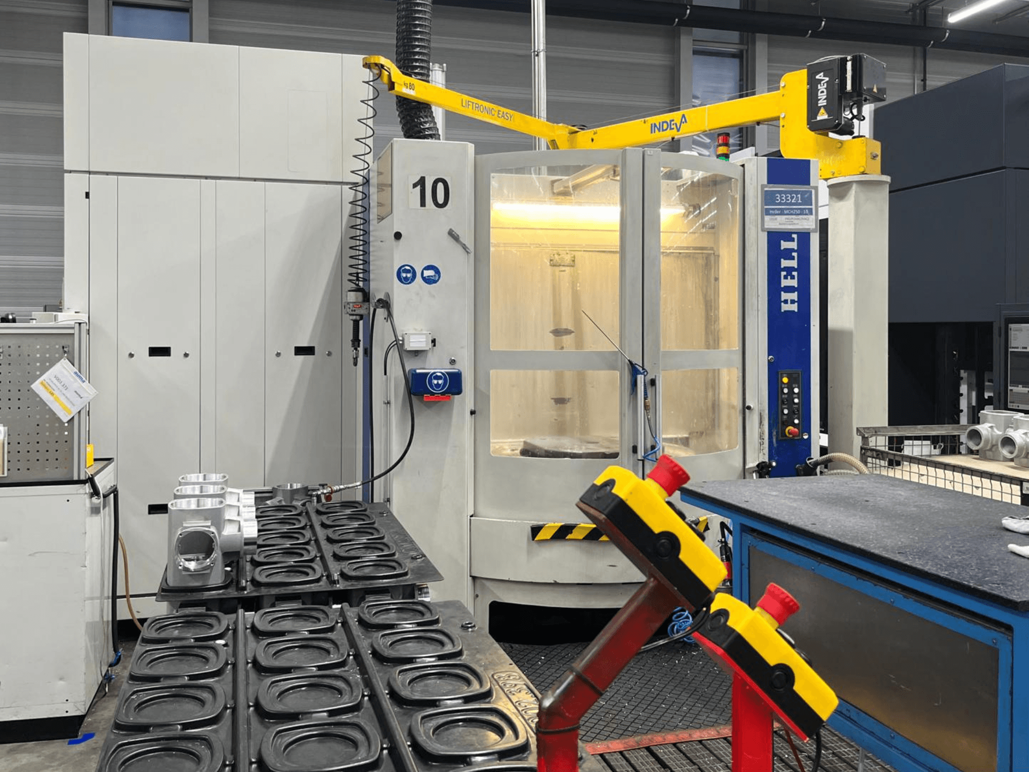 HELLER MCH 250 horisontaalne töötluskeskus esiplaanil, küljel on nähtavad alumiiniumosad ja juhtnupud.