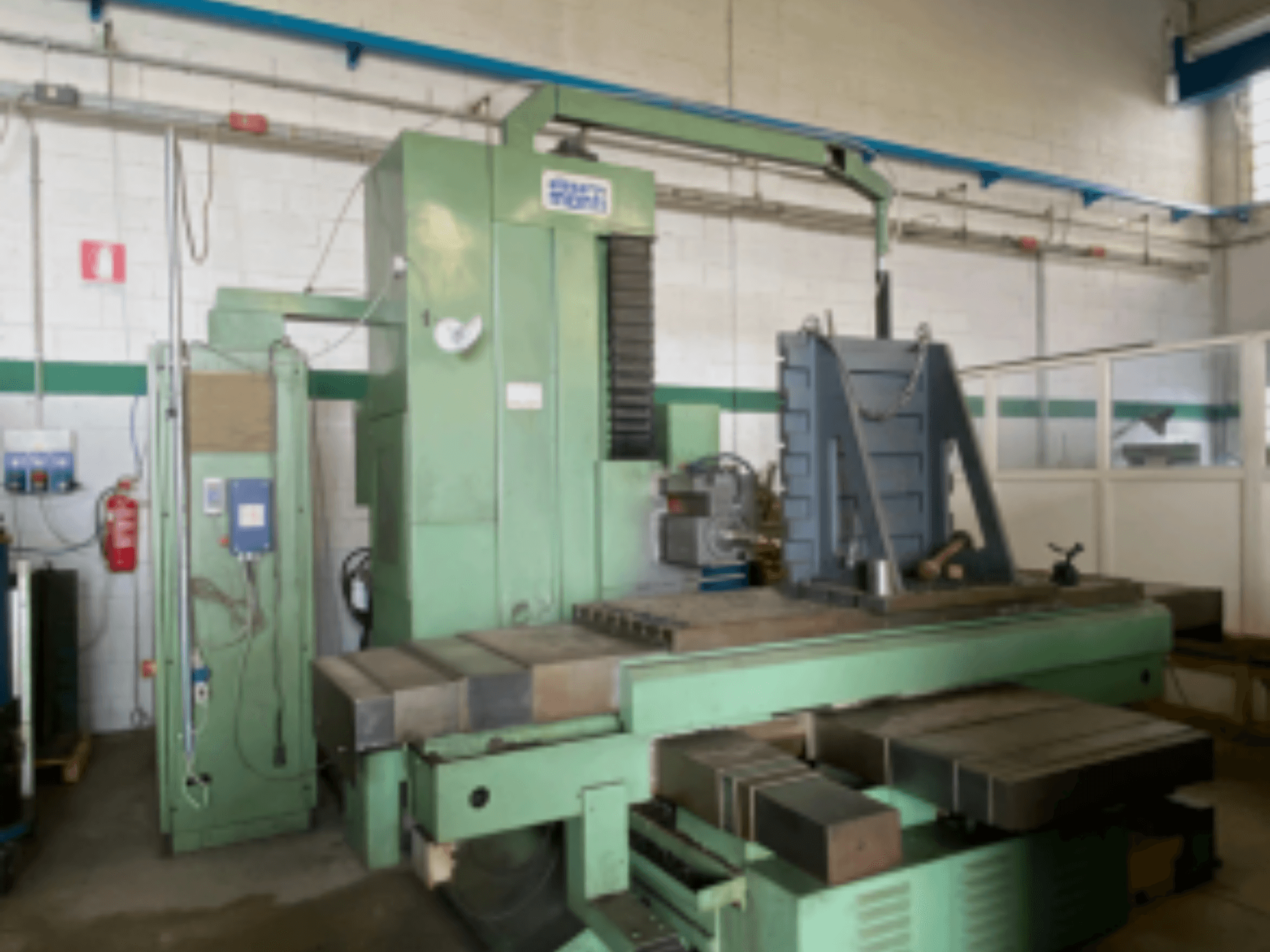 Alesa Monti MAF45 horisontaalne töötluskeskus töökojas, külgvaates on näha juhtpaneel ja suur töölaud.