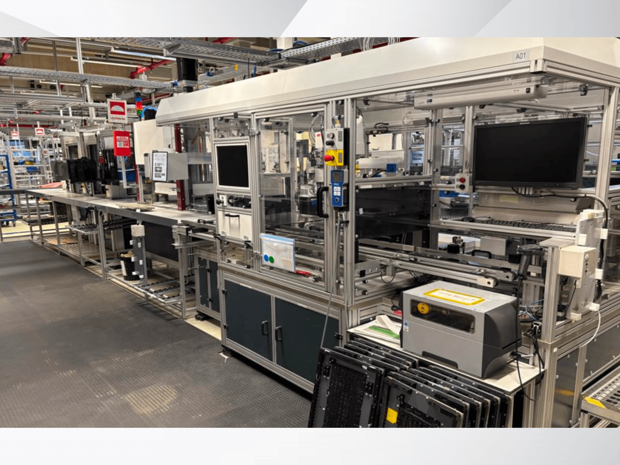 AMADA Jupiter Systemi automatiseerimissüsteemi paigaldus külgvaates, millel on näha ekraanid, juhtpaneelid ja seadmete komponendid.