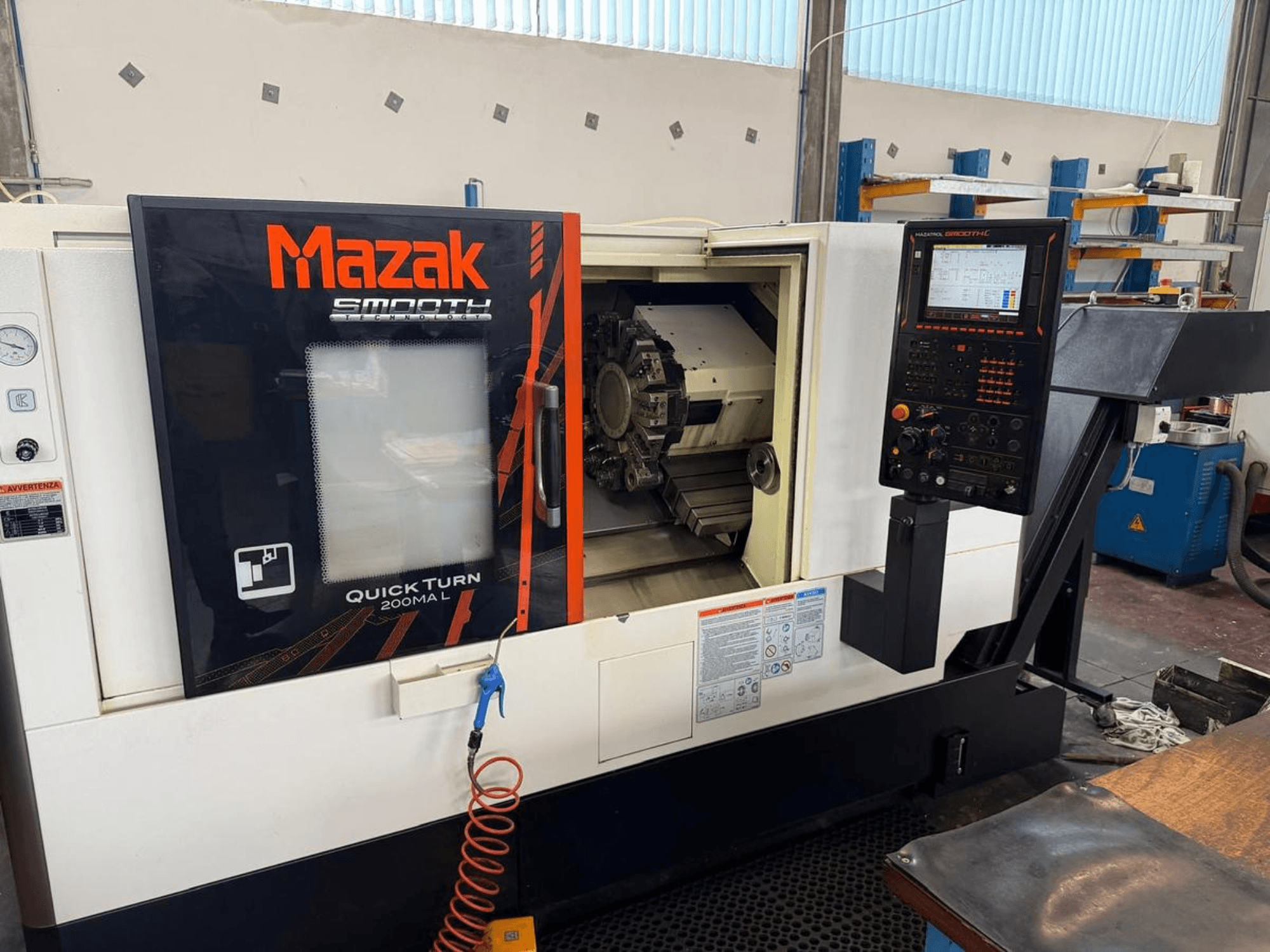 Mazak QUICK TURN 200MA L horisontaalne treipink, esikülg, kus on näidatud juhtpaneel ja töötlemiskamber.
