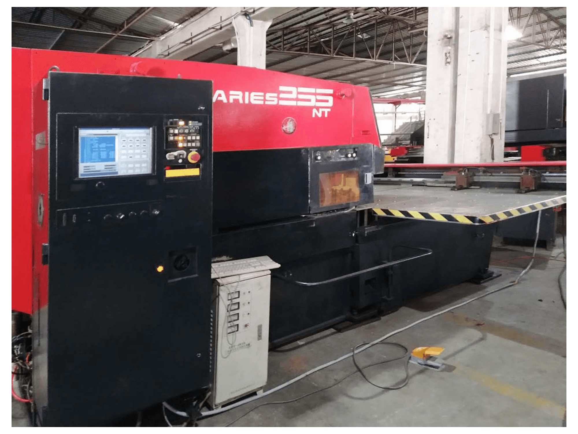 Masinavaade AMADA ARIES 255NT vasakult