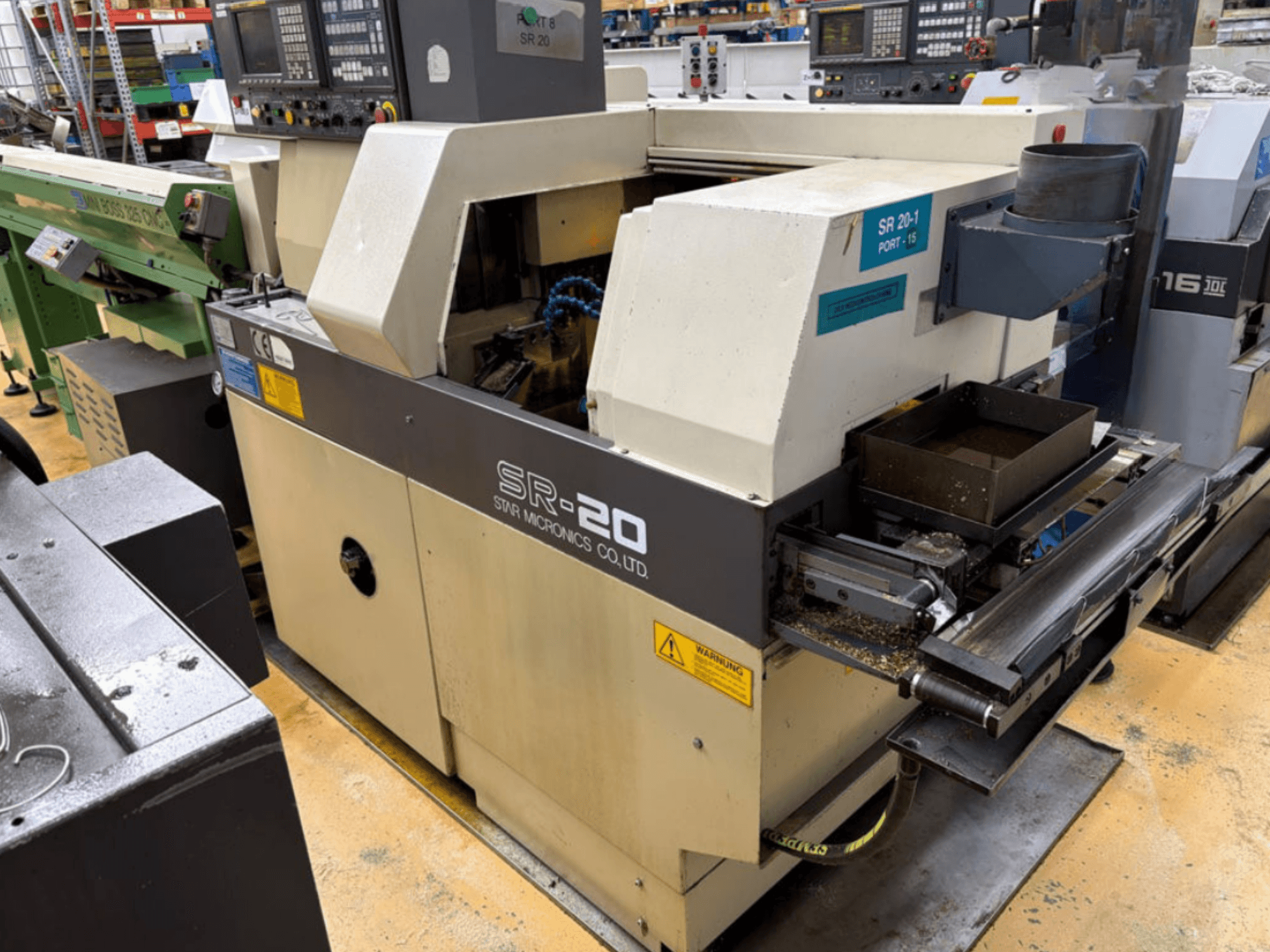 STAR MICRONICS SR20 Šveitsi tüüpi treipink külgvaates, millel on näha juhtpaneel ja tööriistade ala koos laastudega.