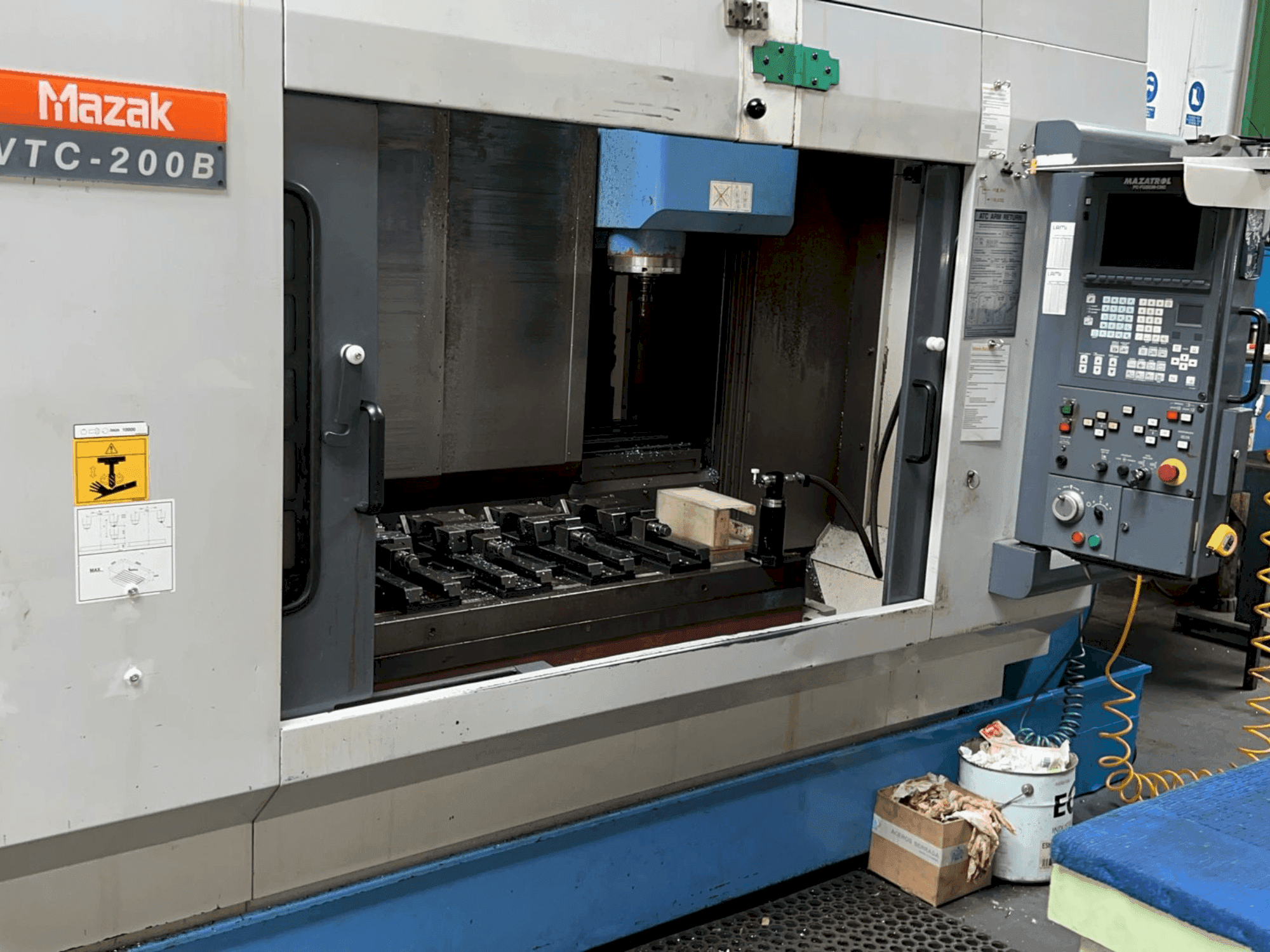 Masina Mazak VTC 200B eestvaade