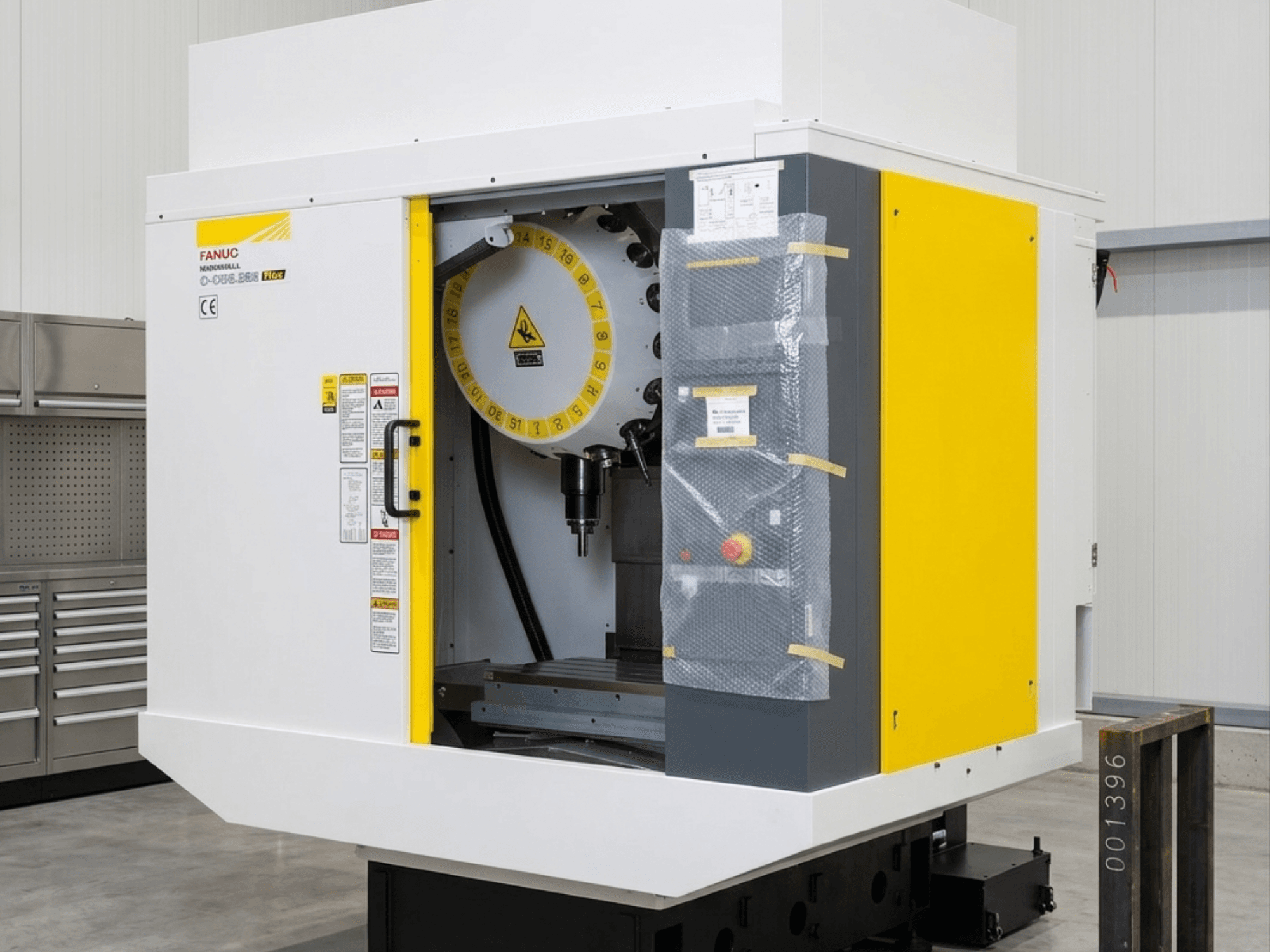 FANUC Robodrill D21MIB 5ADV Plus vertikaalne töötlemiskeskus, esiplaanil on juhtpaneel ja spindli ala.
