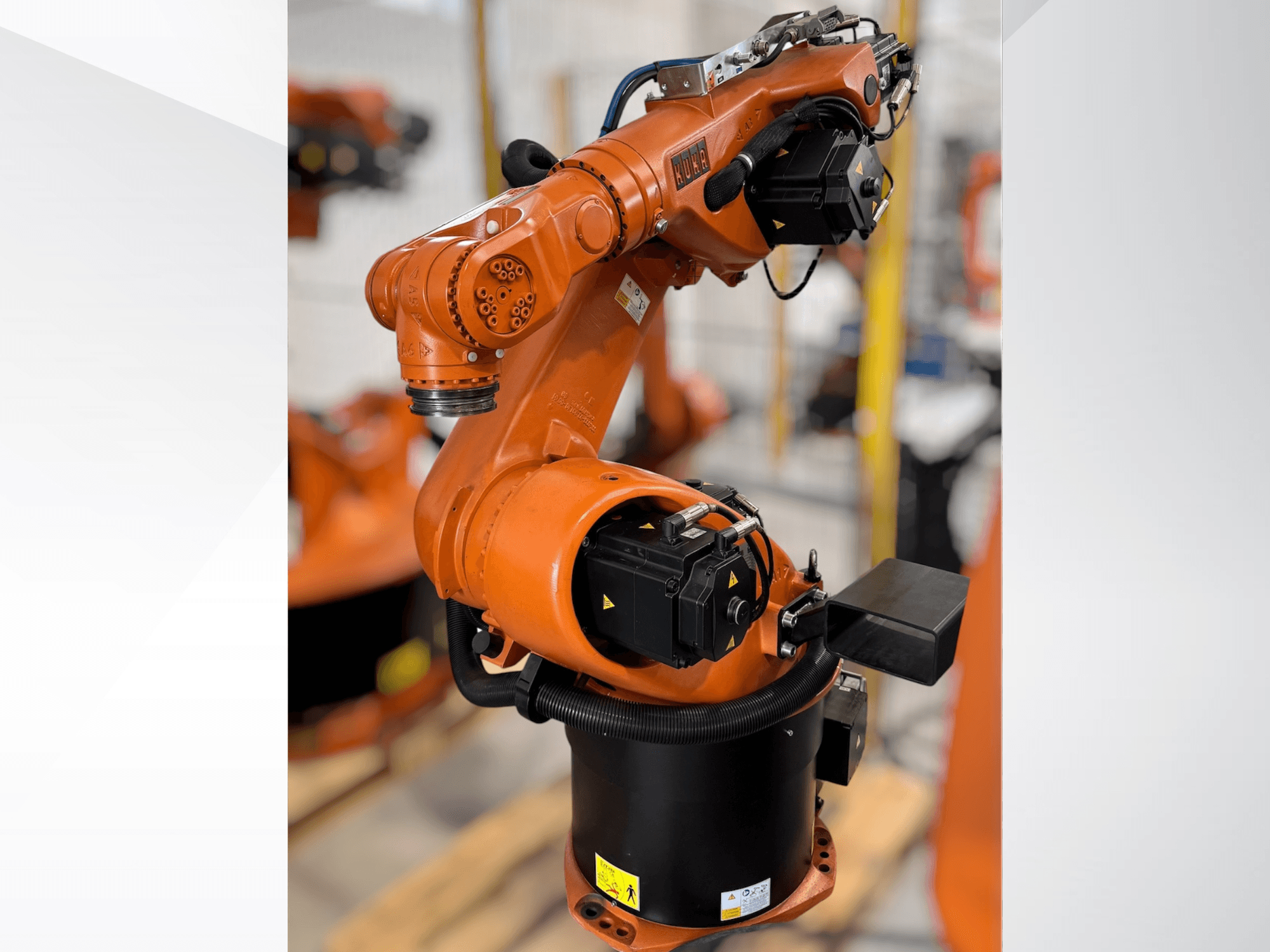 KUKA KR 60-3 robotkäsi oranži värvi; külgvaates on näidatud alus, liigendid ja automaatikaülesannete juhtimismoodulid.