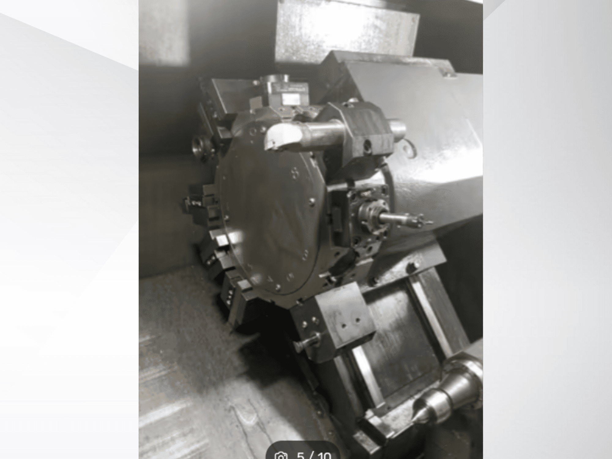 Täppismasinate detaili lähivaade, millel on näha hammasrattaid ja metallkomponente, vaadatuna nurga alt. Marki ei ole näha.