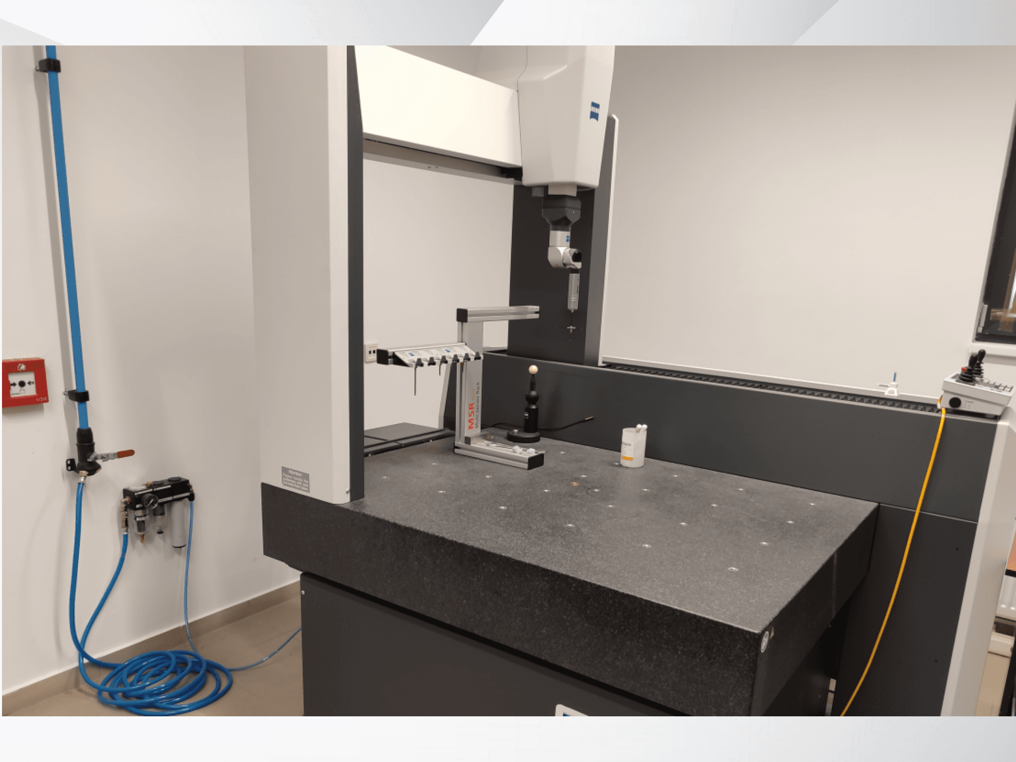 MSR mõõtmisseade laboris, esiplaanil on graniidist laud, kalibreerimiskera ja ühendatud abiseadmed.