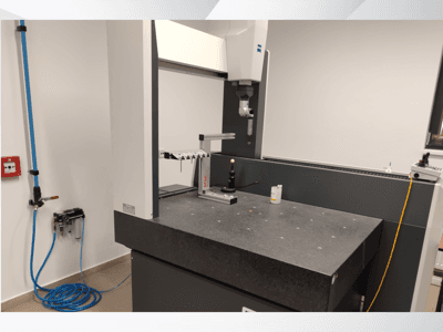 MSR mõõtmisseade laboris, esiplaanil on graniidist laud, kalibreerimiskera ja ühendatud abiseadmed.