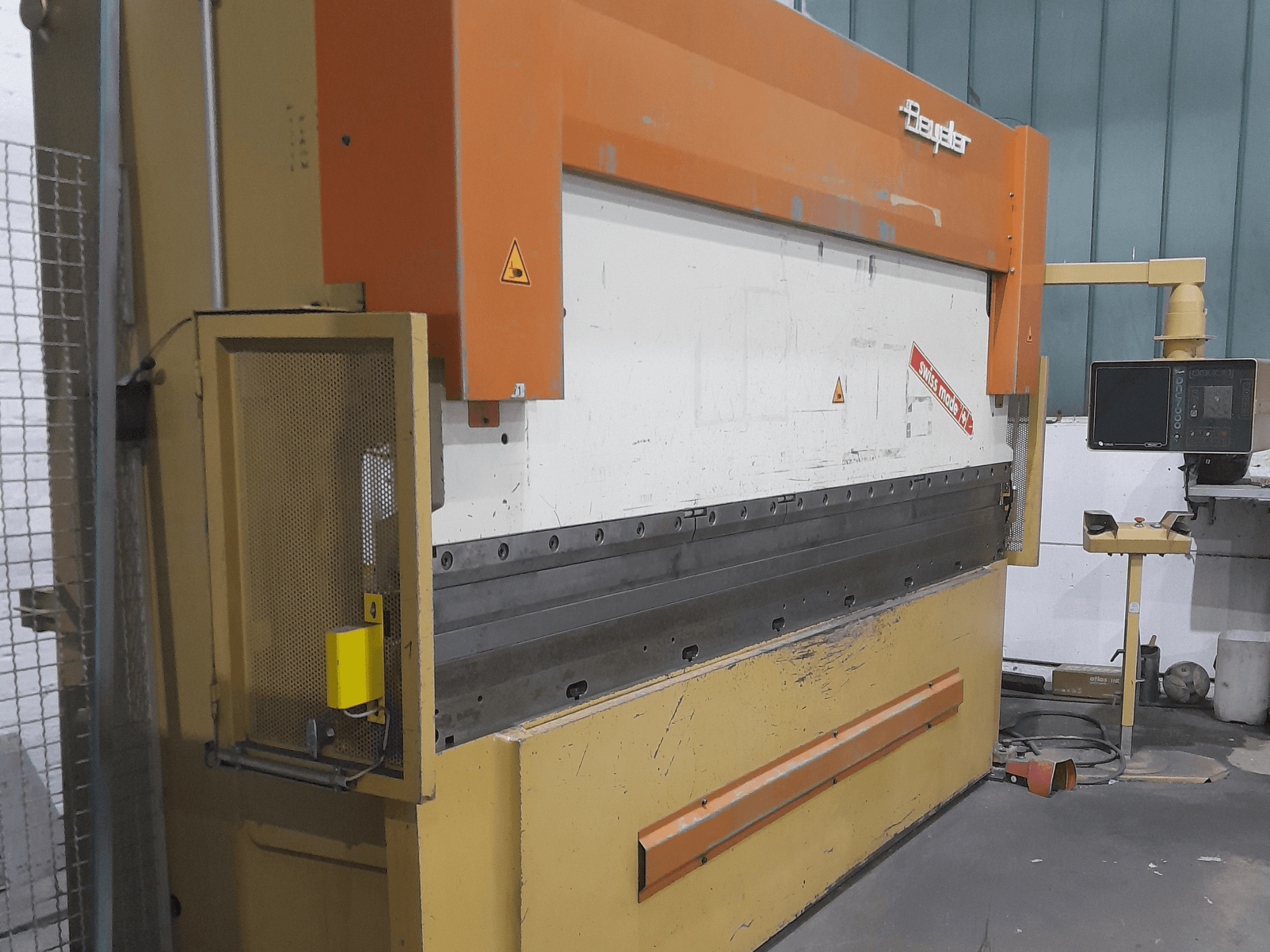BEYELER RT125x3600 presspink külgvaates, millel on juhtpaneel ja turvakaitsesüsteem, ideaalne metalli painutusülesannete täitmiseks.