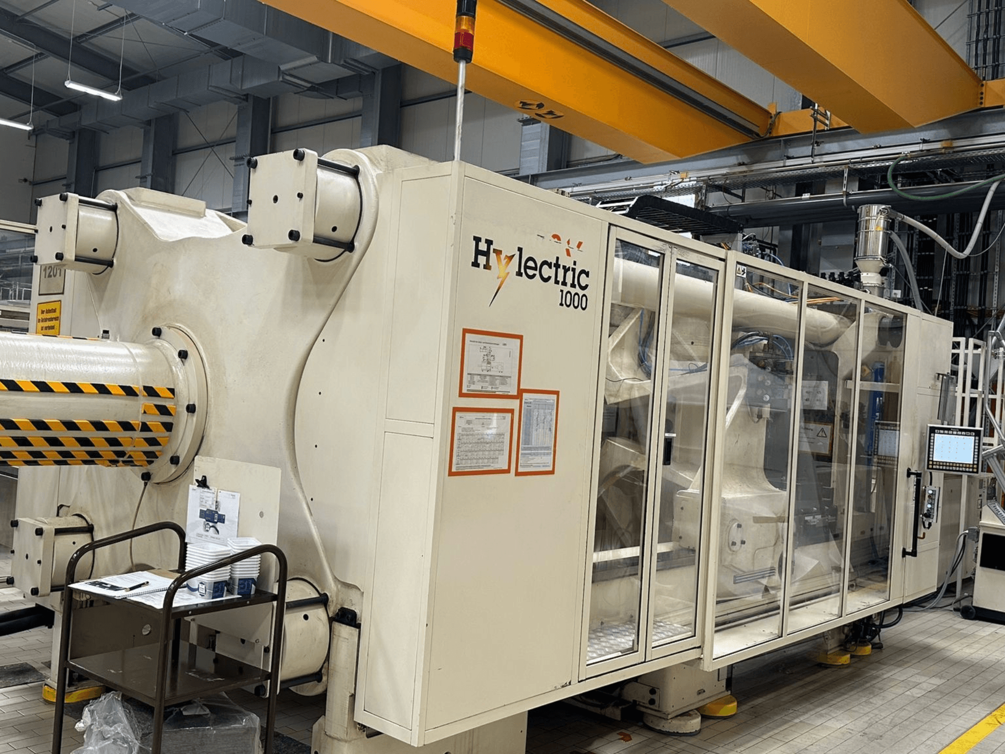 Husky Hylelectric H1000 RS95/80 elektriline survevalumasin, külgvaade, millel on näha juhtpaneel ja ohutusseadmed.