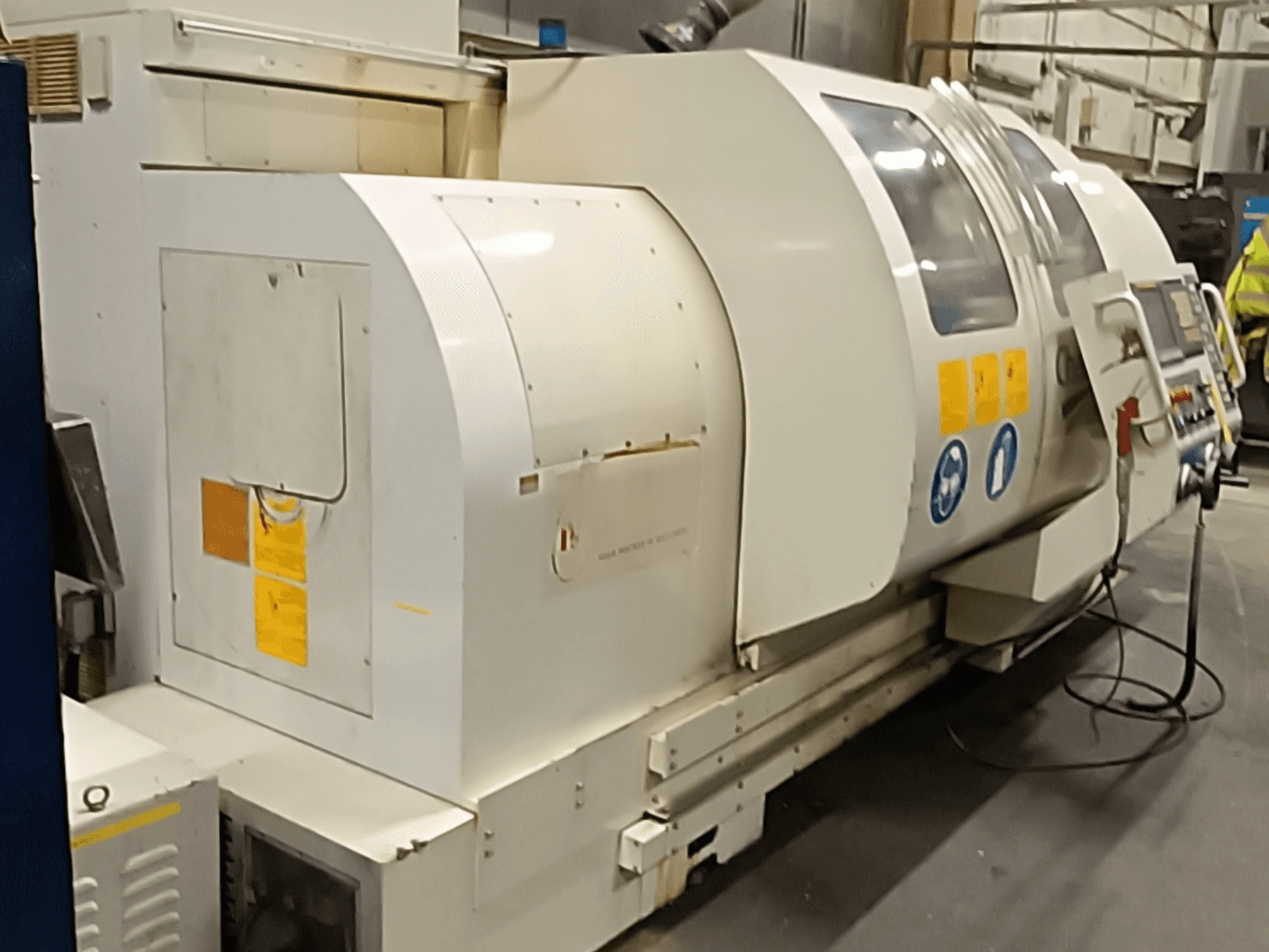 Horisontaalne treipink MONDIALE BNC-2260XL, külgvaade, juhtpaneel ja ohutussildid.