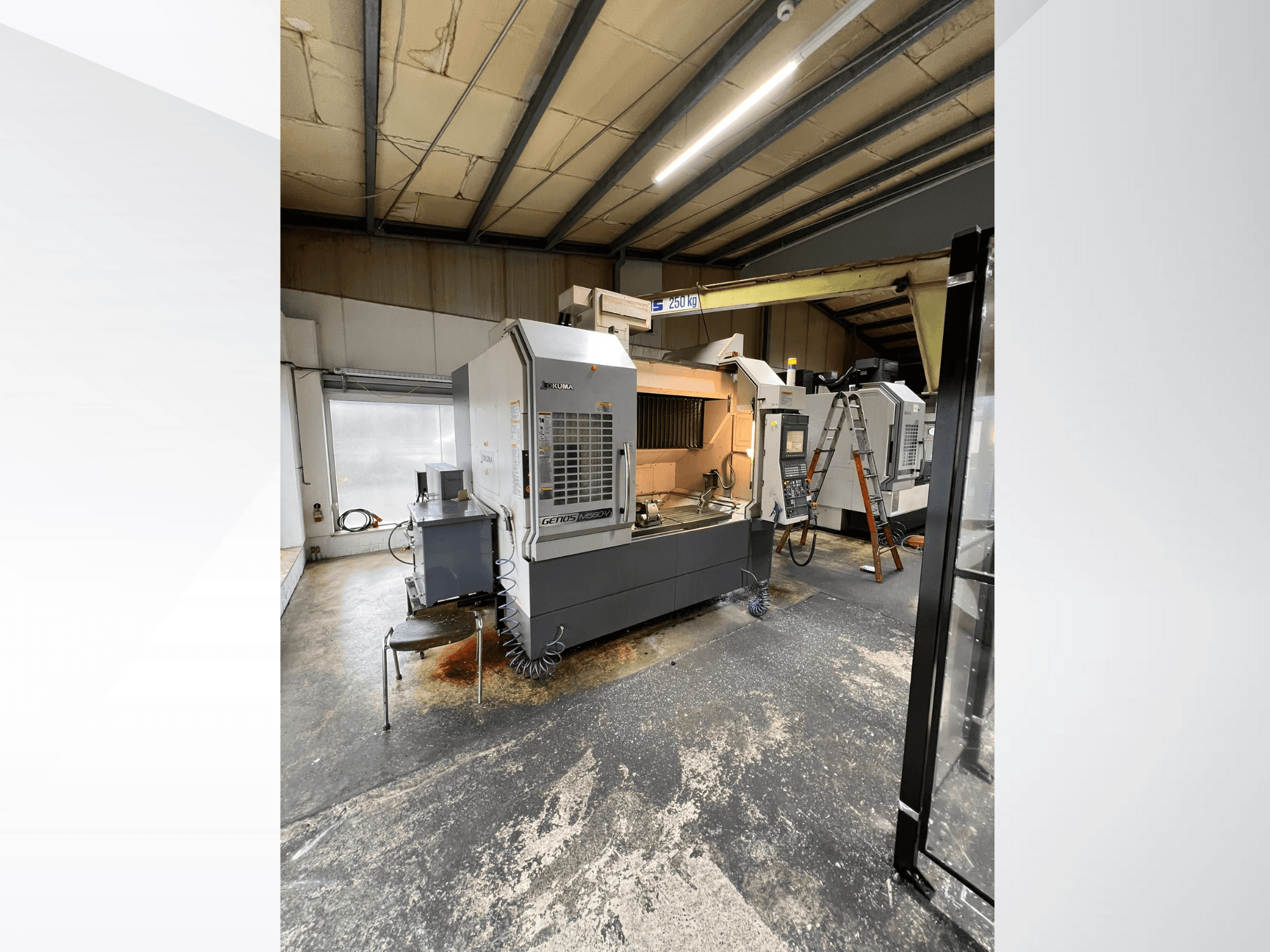 GRETOS 750 CNC-tööpink töökojas, esivaade, kus on näidatud juhtpaneel ja tööala koos tööriistadega, taustal on nähtav redel.