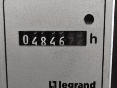 Legrand tunnimõõdiku näit 048467.6, esiplaanil punane näidikutuli ja mustad numbrid heledal taustal.