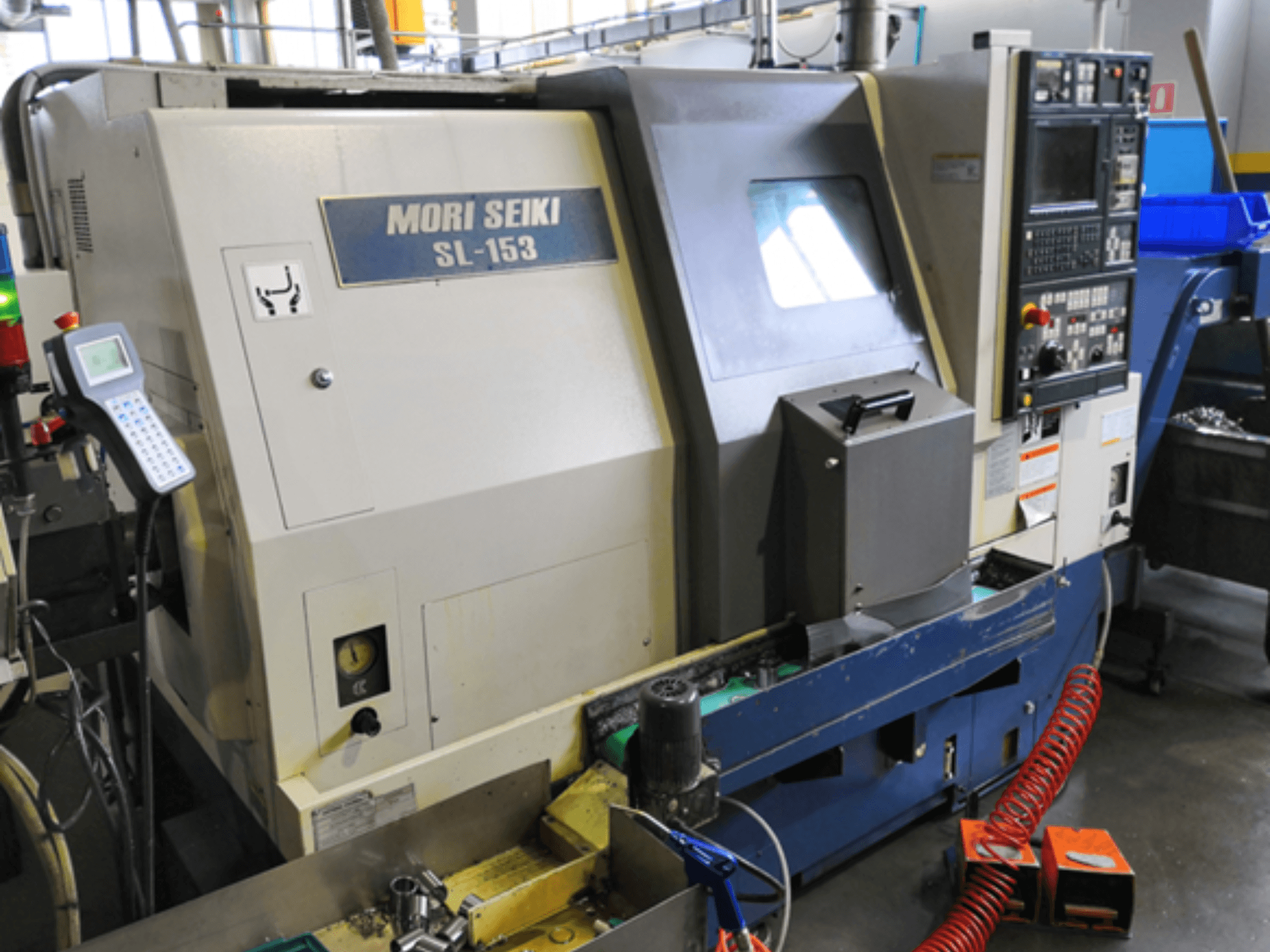 MORI SEIKI SL-153 SMC horisontaalne treipink, esiplaan, juhtpaneel ja tööfunktsioonid.