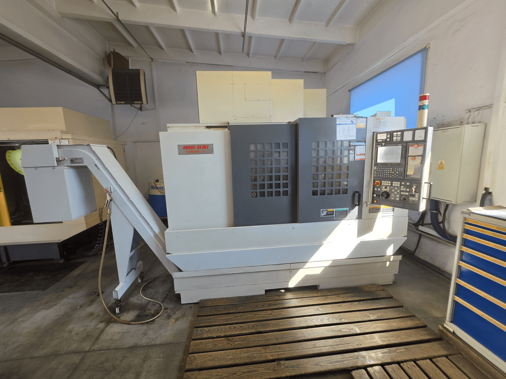 MORI SEIKI NV 5000 alpha1 vertikaalne töötlemiskeskus, esivaade, millel on näha juhtpaneel ja masina omadused töökoda keskkonnas.
