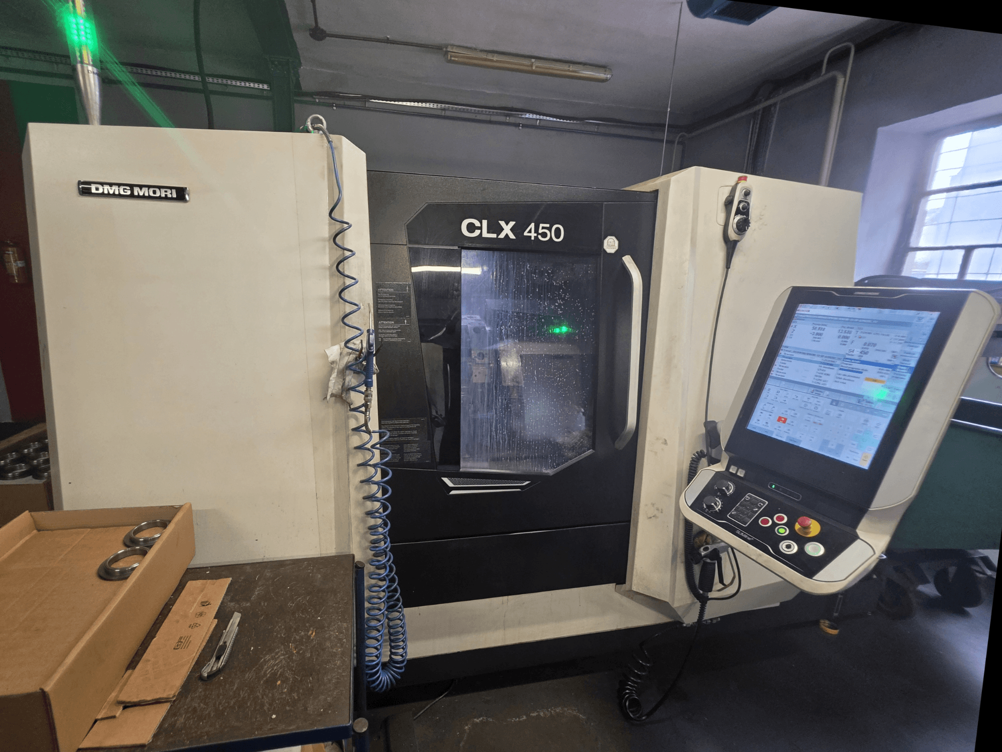 DMG MORI CLX 450 V3 horisontaalse treipingi esivaade, millel on näha juhtpaneel, jahutussüsteem ja töötsoon.