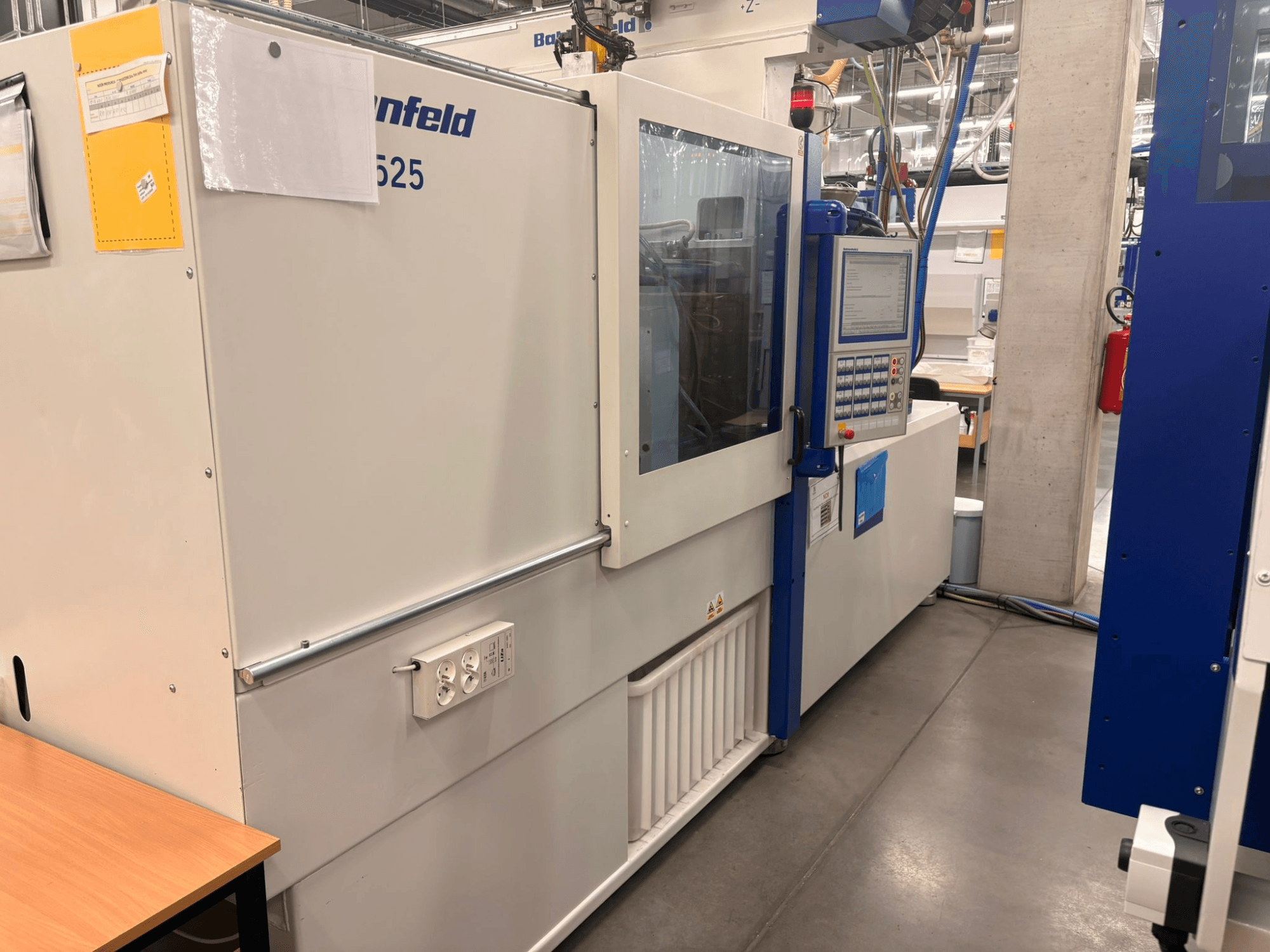 Arburgi masinad, mudel 620S, esikülg, kus on näidatud juhtpaneel ja toitepordid tehases.