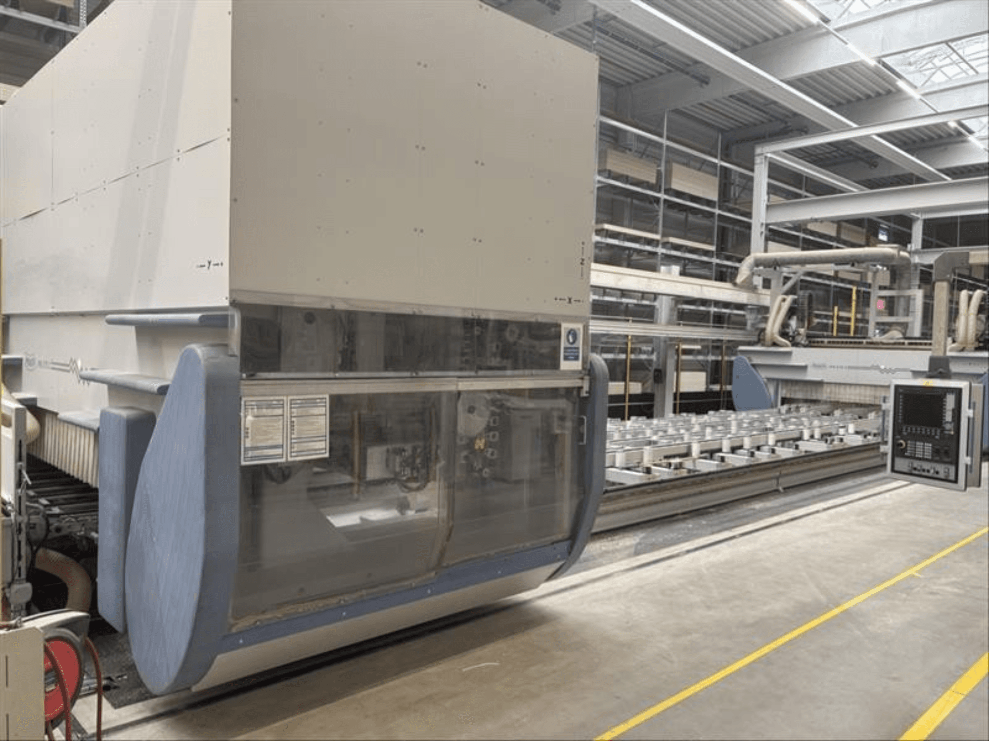 CNC töötlemiskeskus MAKA PM 270 X, esiplaan, kus on näidatud juhtpaneel ja masinate üksikasjad tehases.