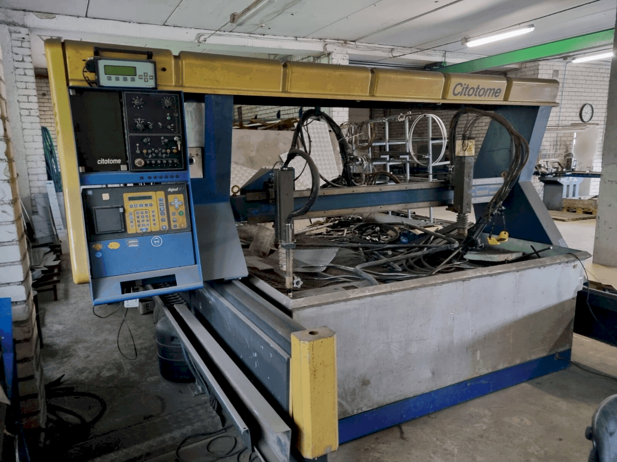 Masina Citizen CPM 100R eestvaade