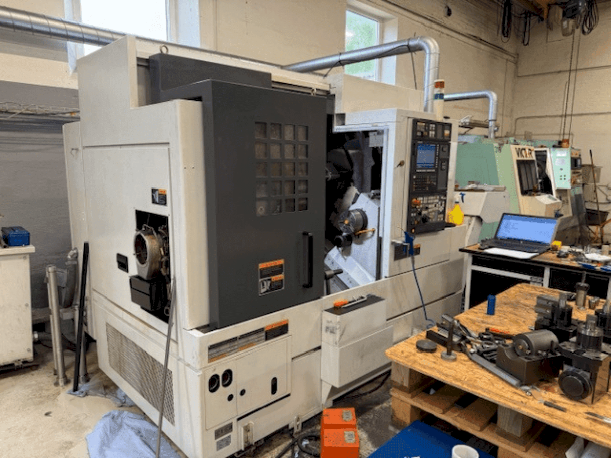Masina MORI SEIKI NL 2000 SY/500 eestvaade