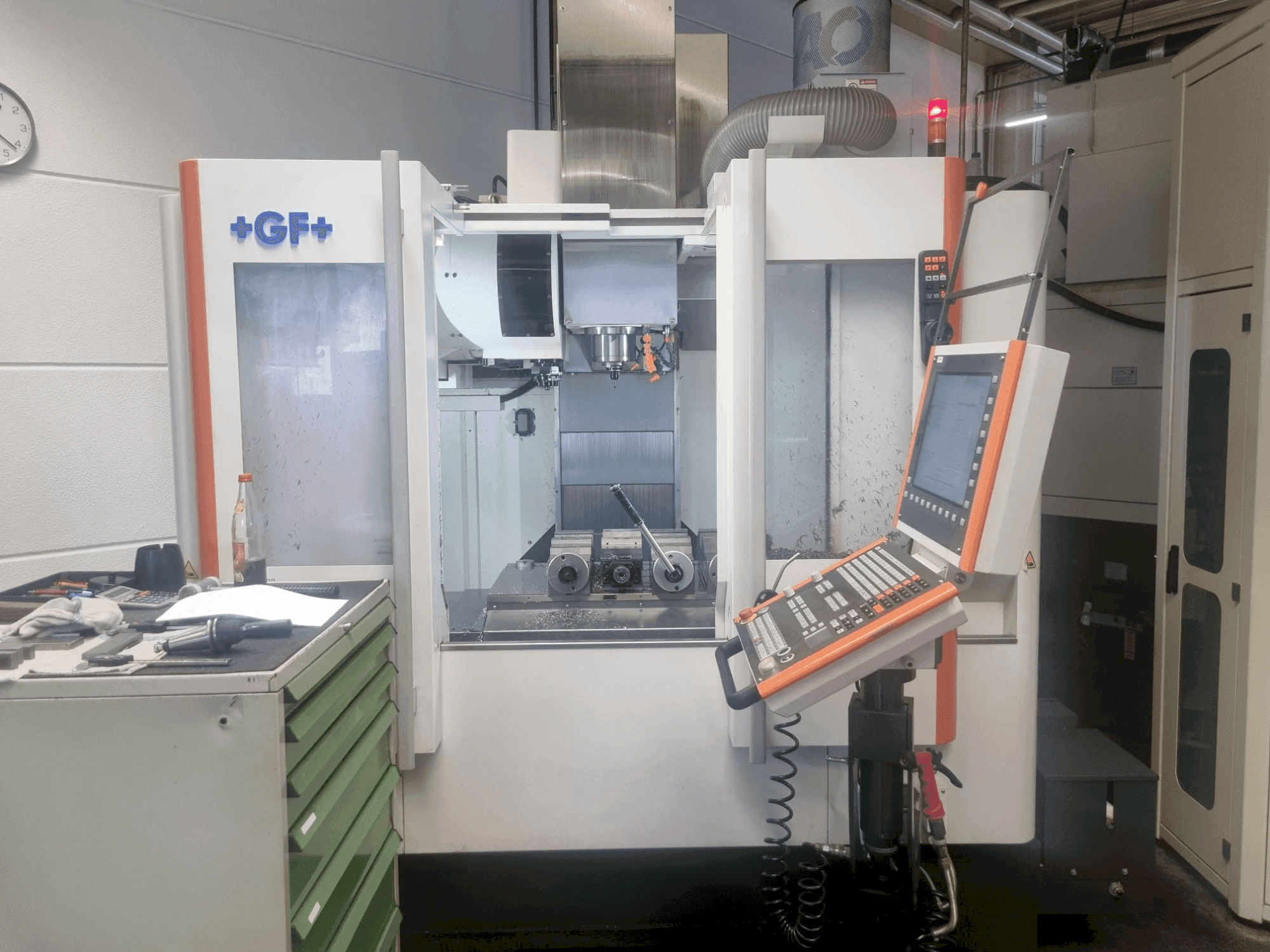 Masina MIKRON VCE 800 Pro eestvaade