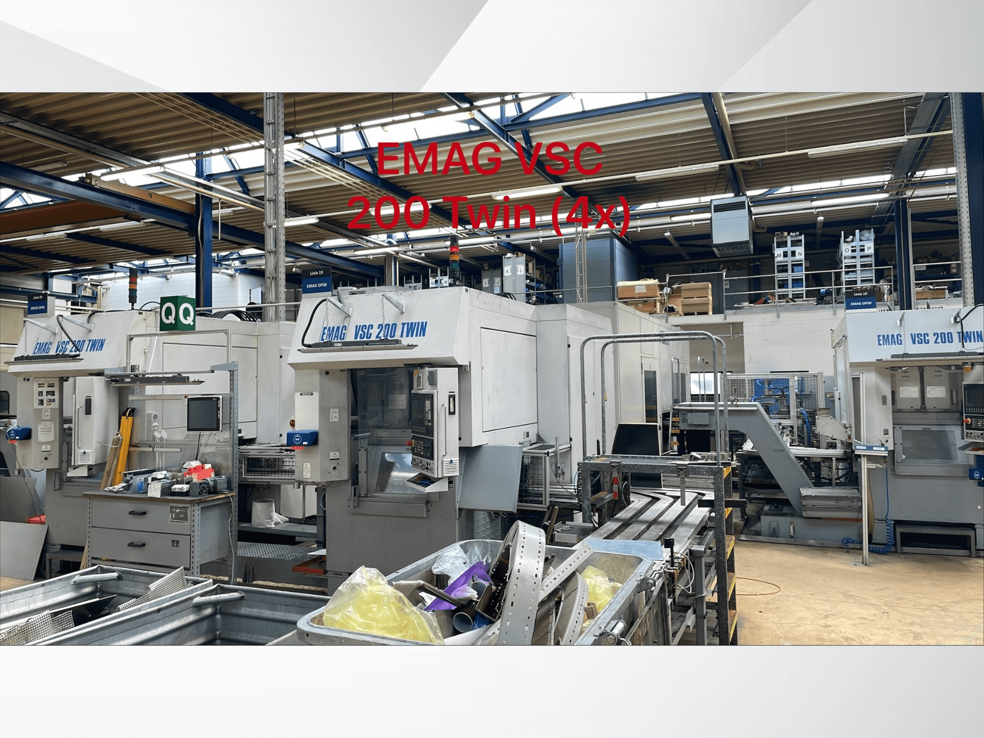 EMAG VSC 200 TWIN OP 40 vertikaalsed treipingid tehases, esiplaanil mitu seadet ja seadmeid.