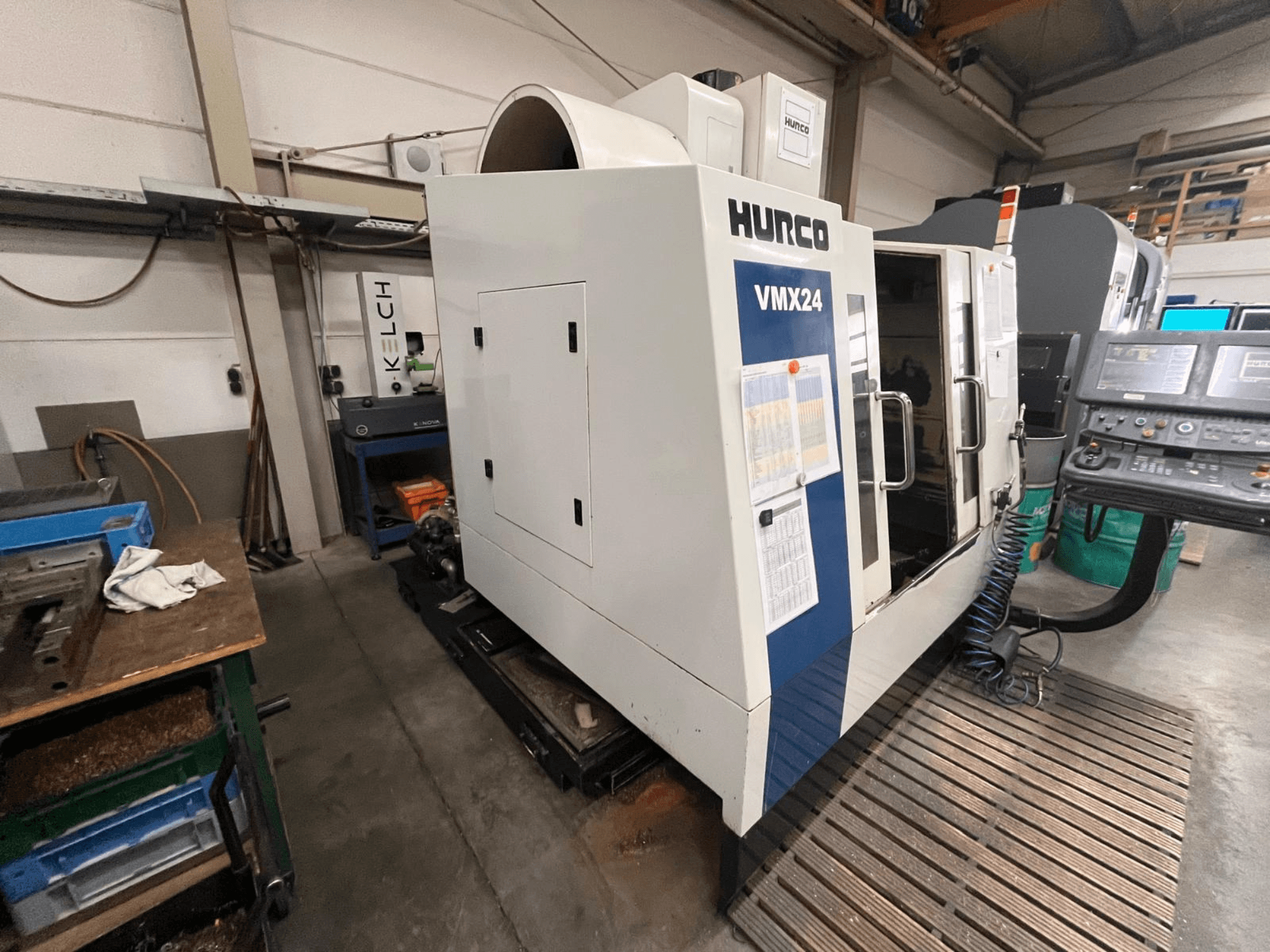 Hurco VMX24 CNC-tööpink töökojas, esivaade; juhtpaneel ja avatud juurdepääsutuba.