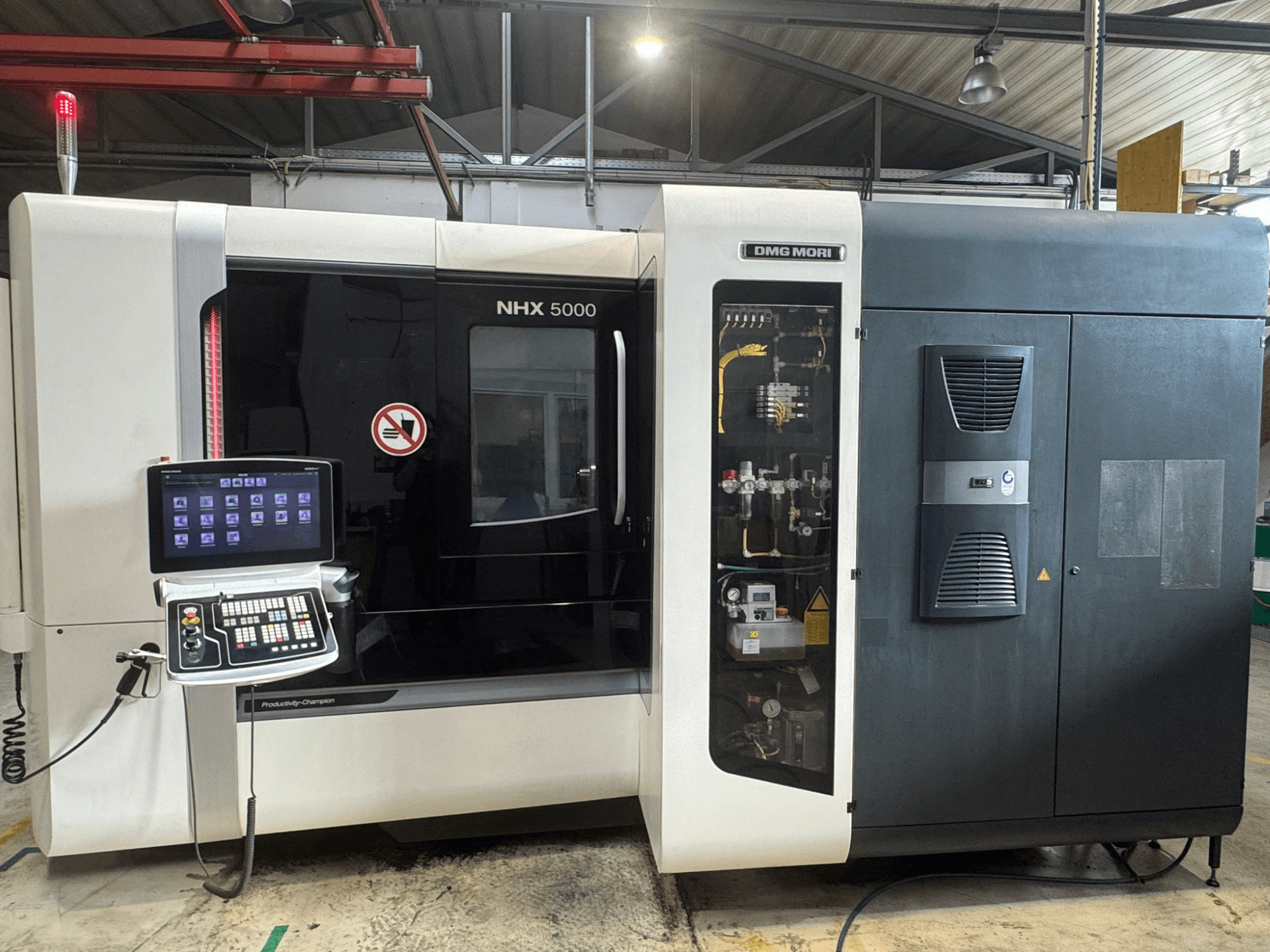 DMG MORI NHX 5000 horisontaaltöötluskeskuse esiplaan, mis näitab juhtpaneeli ja masina üksikasju.
