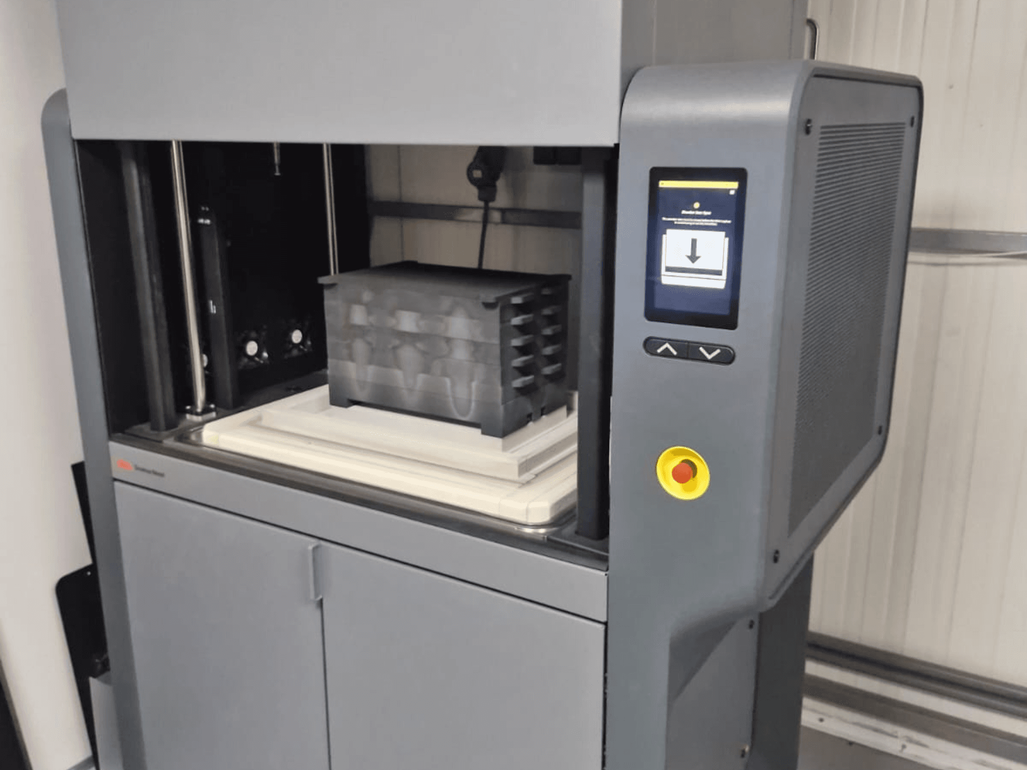 Metal Studio 2 3D-printer Desktop Metal, esiplaanil on juhtpaneel ja musta konteineriga prindiplaat.