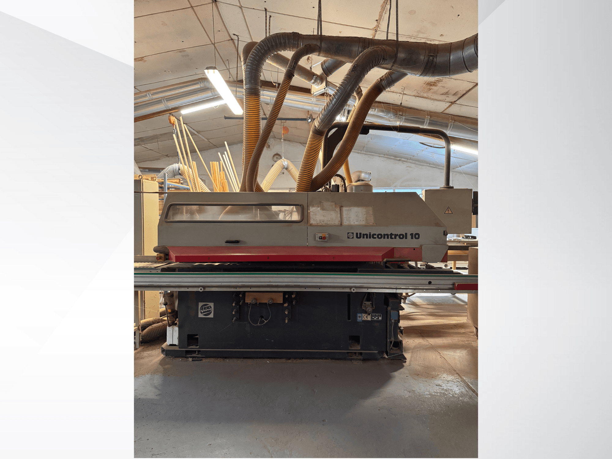 Unicontrol 10 puidutöötlemismasina esivaade, millel on tolmueemaldustorud ja juhtimisseadmed.