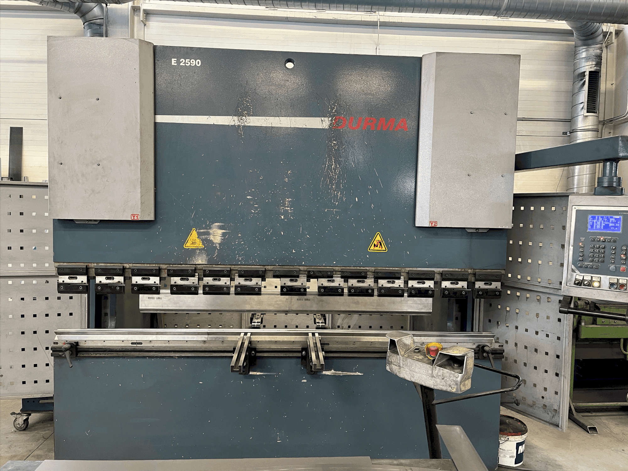 Masina Durma E 2590 eestvaade