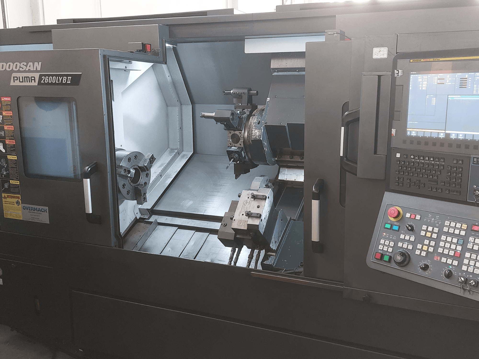 DOOSAN Puma 2600 LYB II horisontaalne treipingi esivaates, kus on näha sisemus koos pingi, tööriistahoidiku ja juhtpaneeliga.