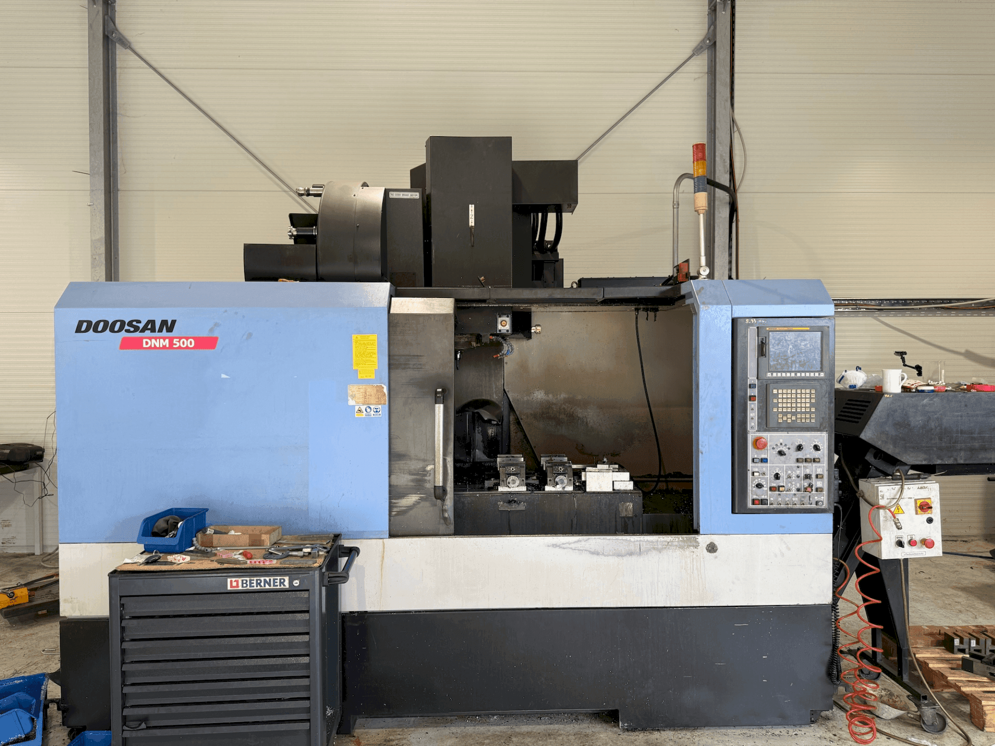 Masina DOOSAN DNM 500 eestvaade