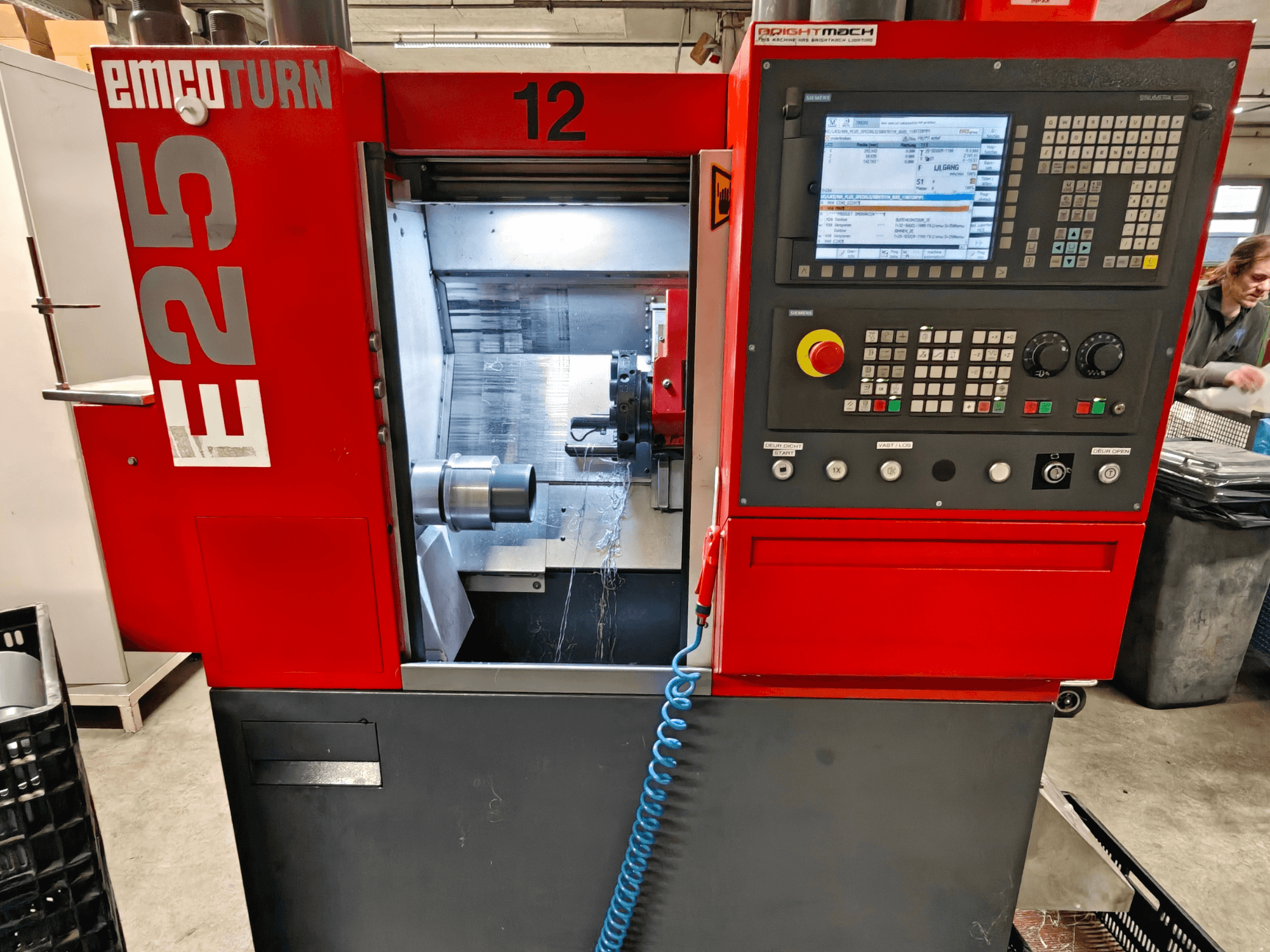 EMCO TURN E25 masina esivaade, kus on näha juhtpaneel, tööriistahoidja ja sisemine ala koos lõiketööriistaga.