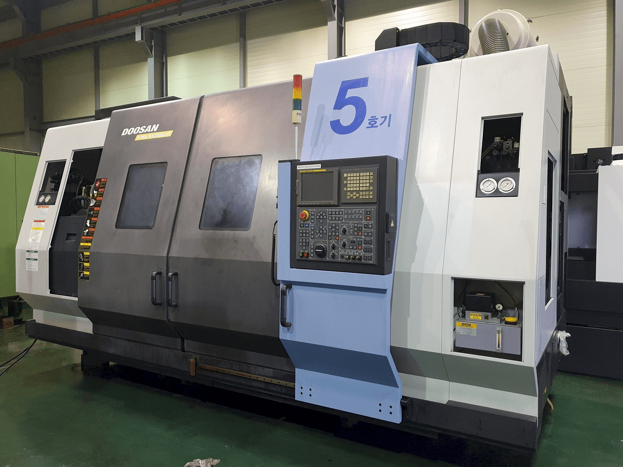 Masina Doosan Puma MX2500LST eestvaade
