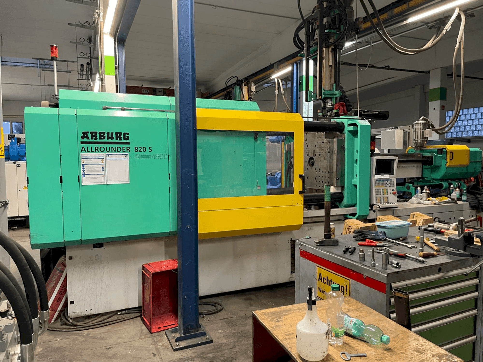 Masina Arburg Allrounder 820 S 4000-1300/350 eestvaade